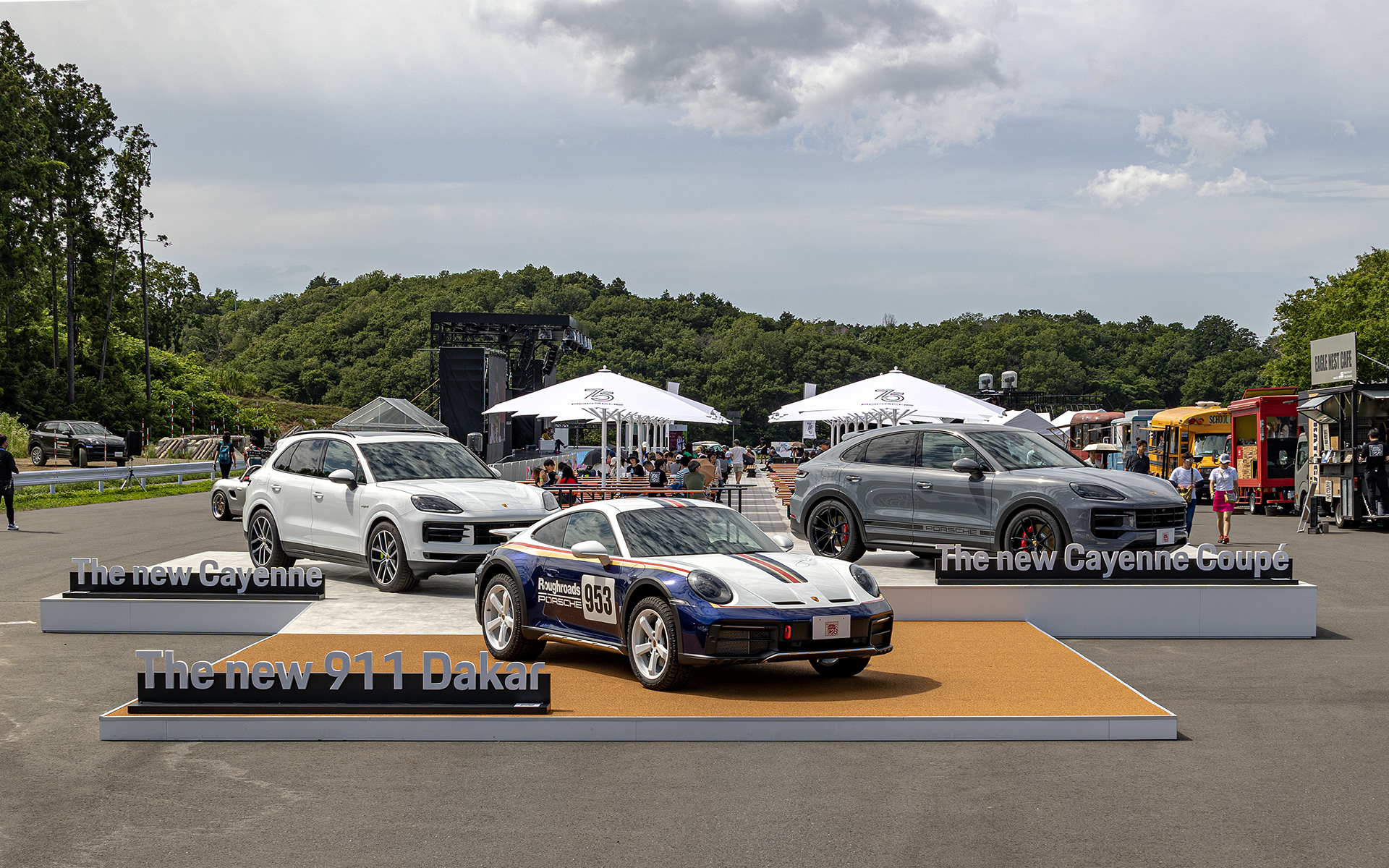 千葉県木更津市のポルシェエクスペリエンスセンター東京にて日本初公開された新型「911ダカール（中央）」「カイエン（左）」「カイエンクーペ（右）」
