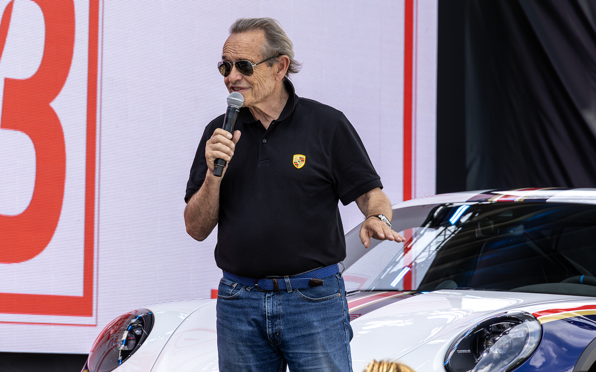 ポルシェのモータースポーツ活動においても重要な人物であり、ル・マン24時間レースで6度の優勝経験があり「ル・マンのキング」とも呼ばれる元レーシングドライバーのジャッキー・イクス氏が登場