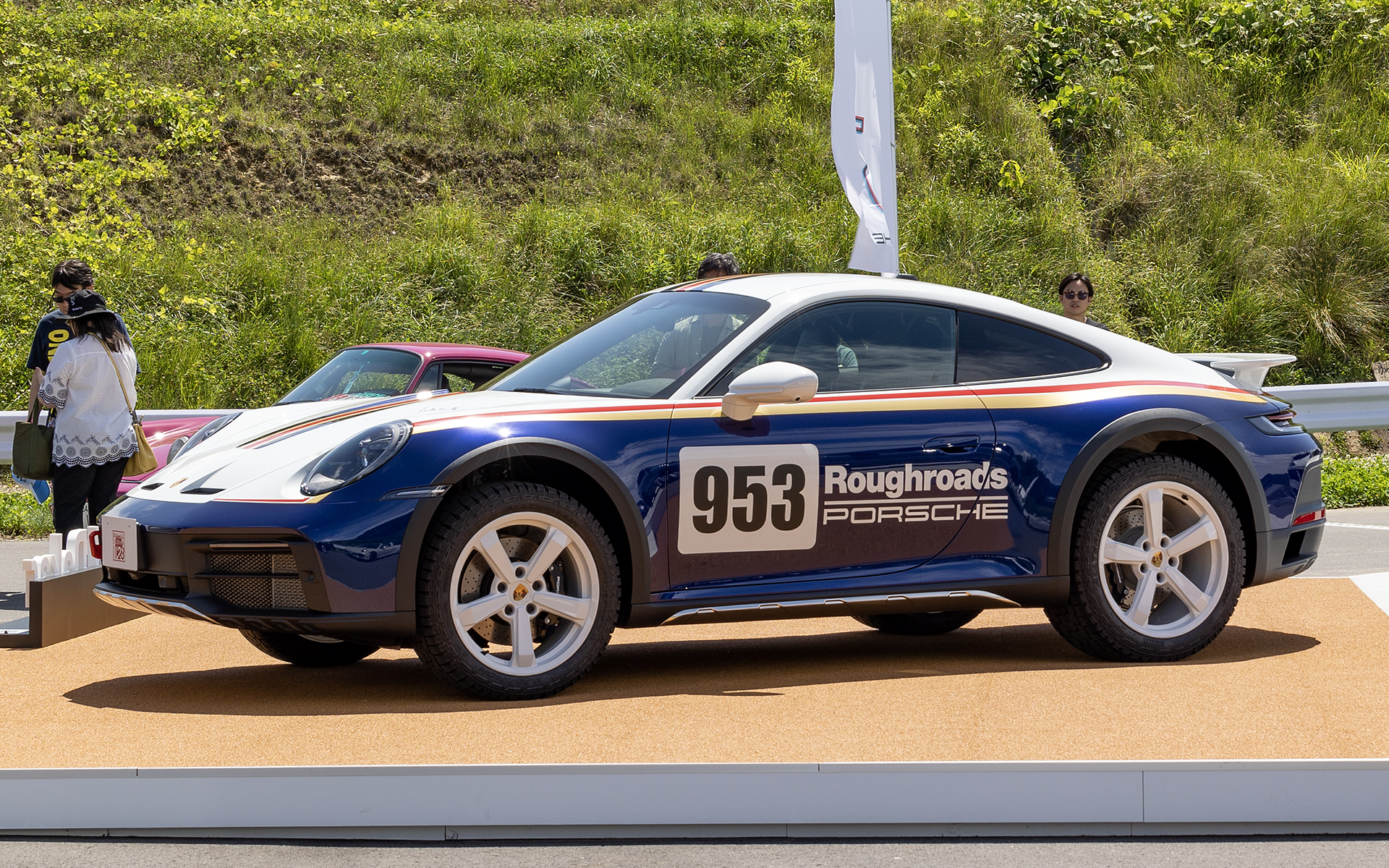 911ダカール。911のスポーツサスペンション仕様車より車高がアップされている