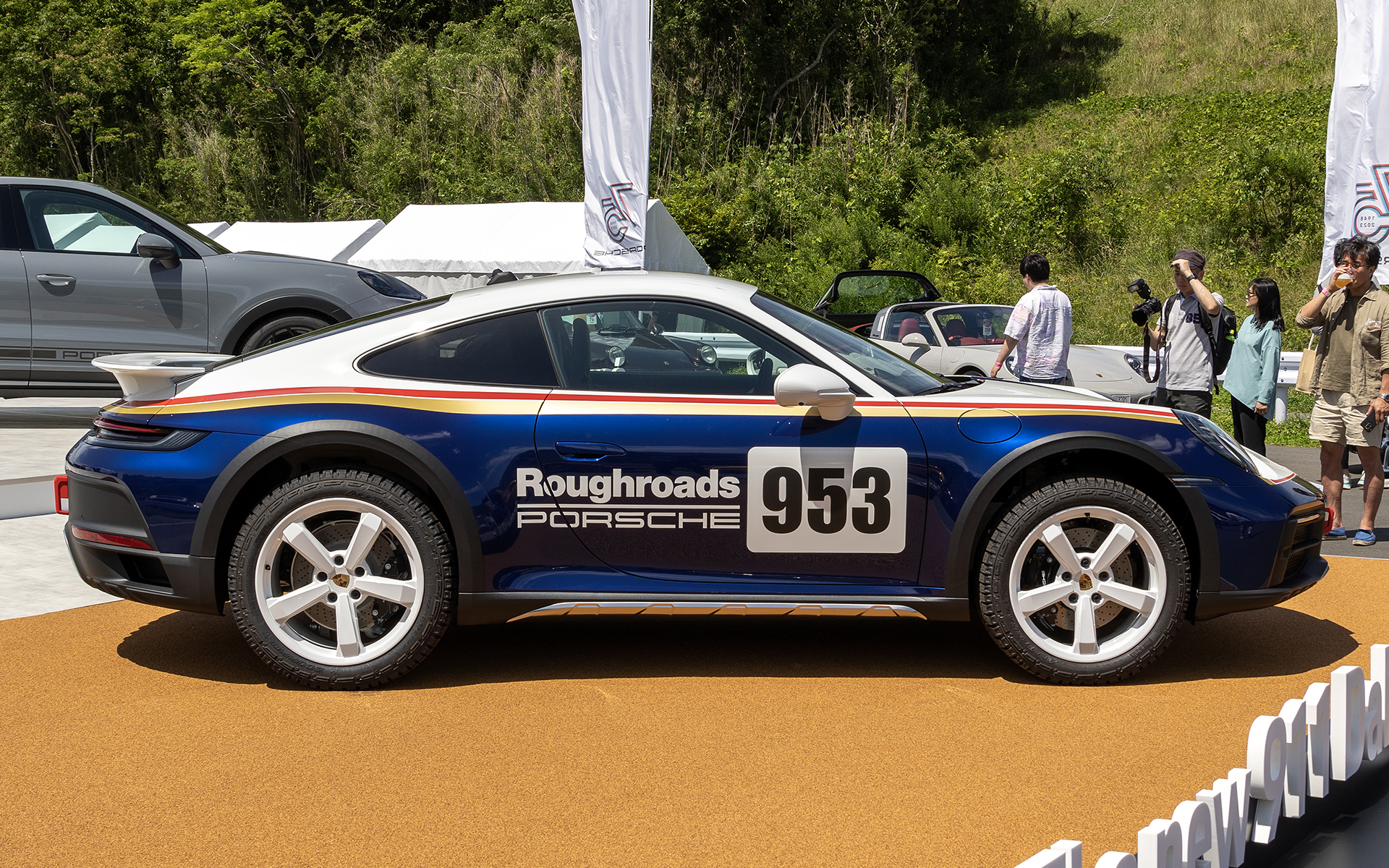 911ダカール。911のスポーツサスペンション仕様車より車高がアップされている