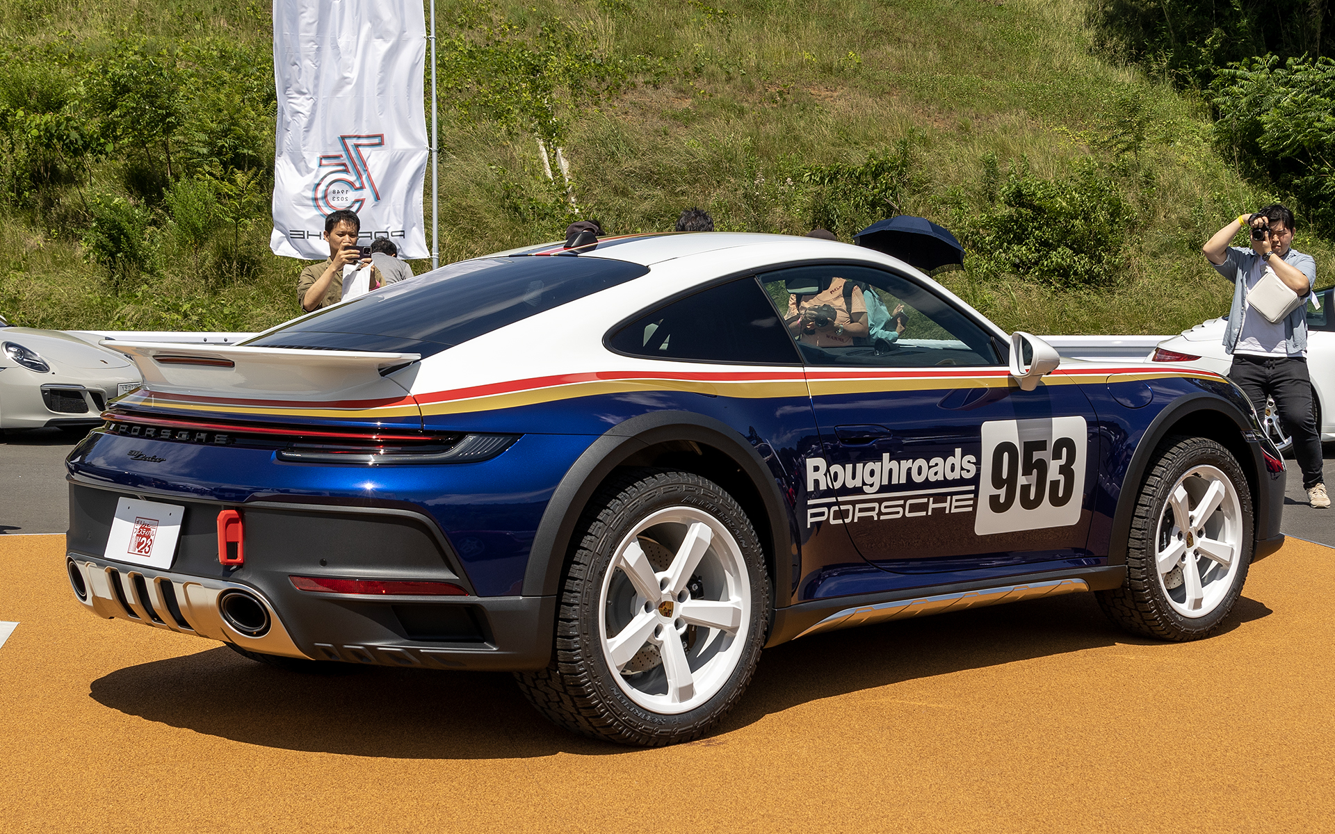 911ダカール。911のスポーツサスペンション仕様車より車高がアップされている