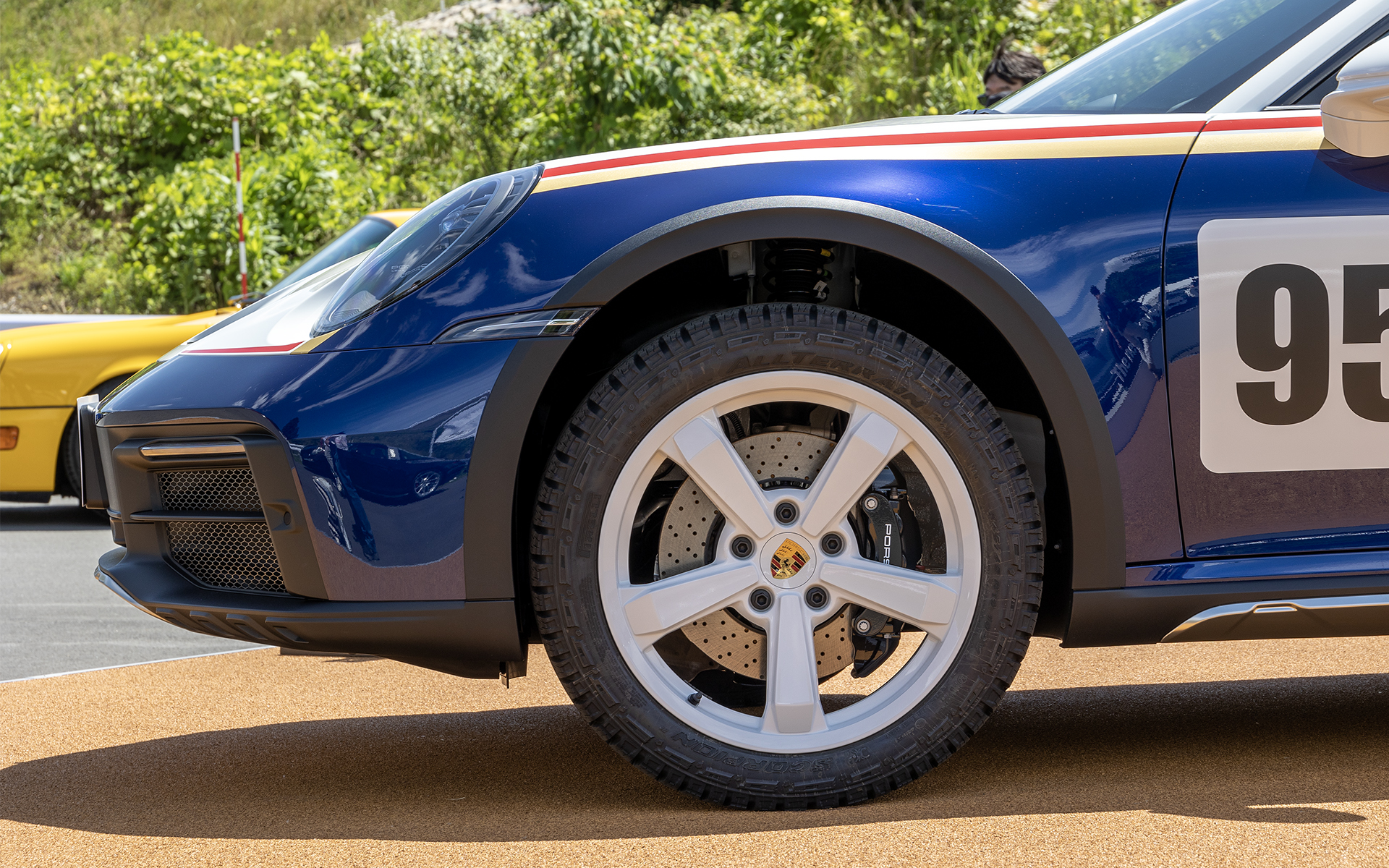 911ダカールのホイールまわり。タイヤは専用のピレリ スコーピオン オールテレーンプラスを装着。サイズはフロントが245/45ZR19