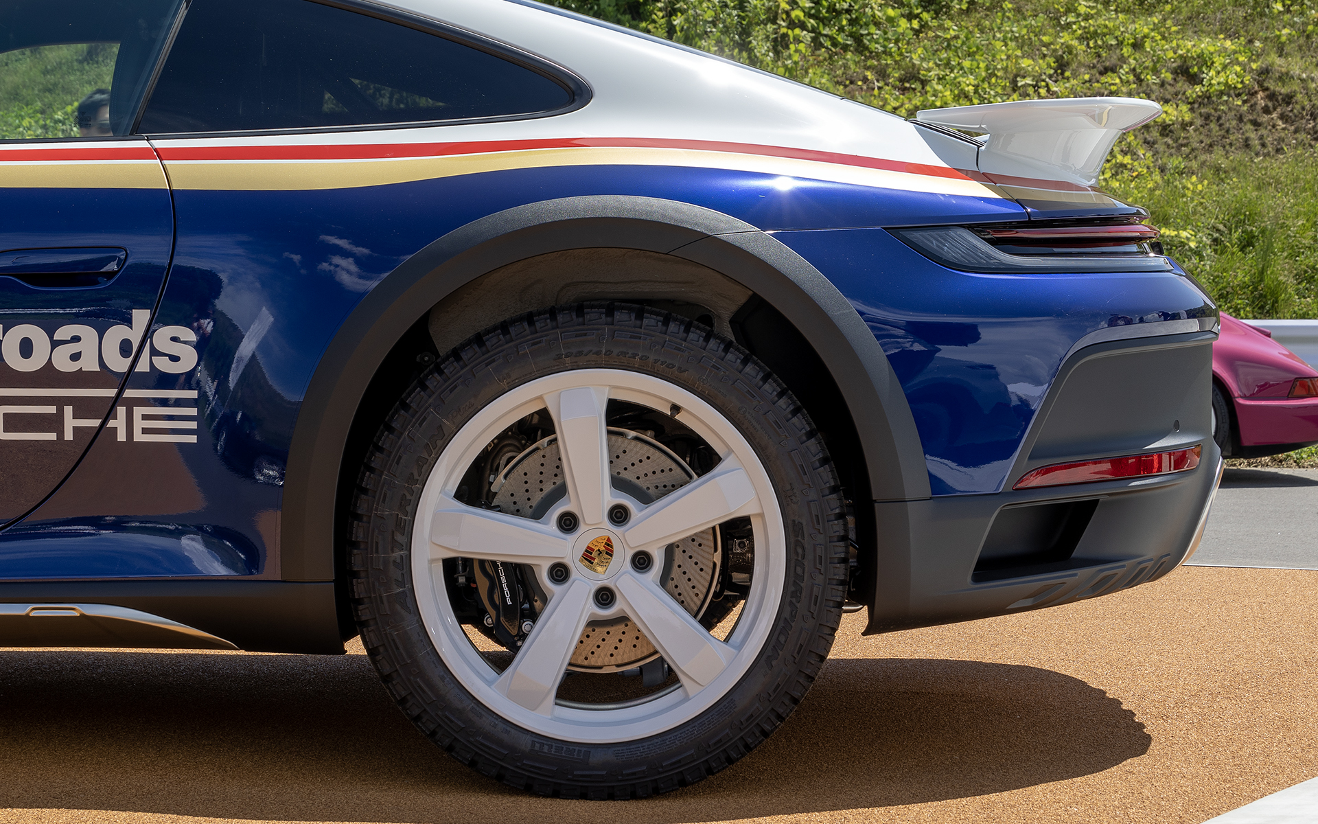 リヤは295/40ZR20を履く