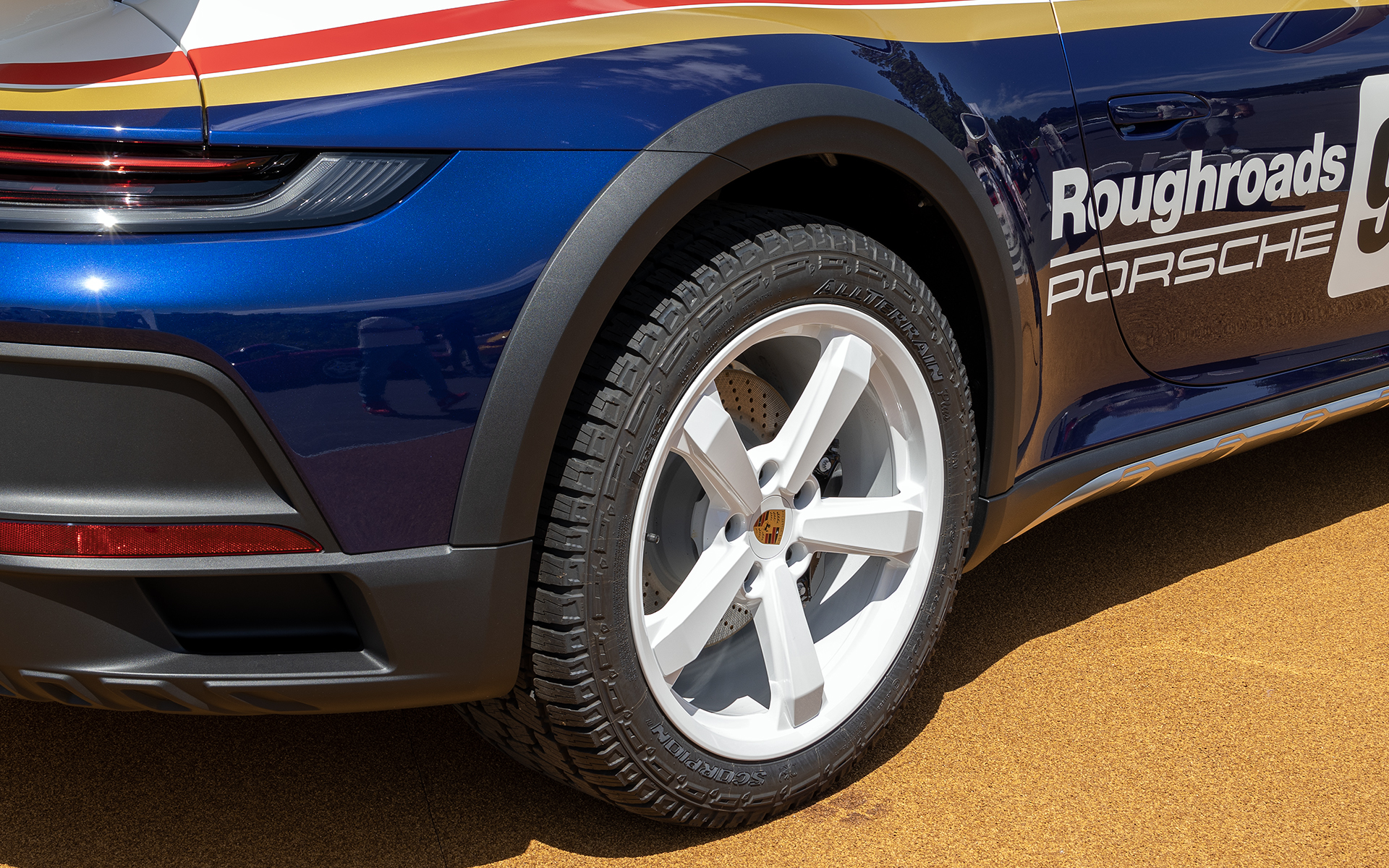 前後フェンダーには樹脂製のフェンダーアーチを装着