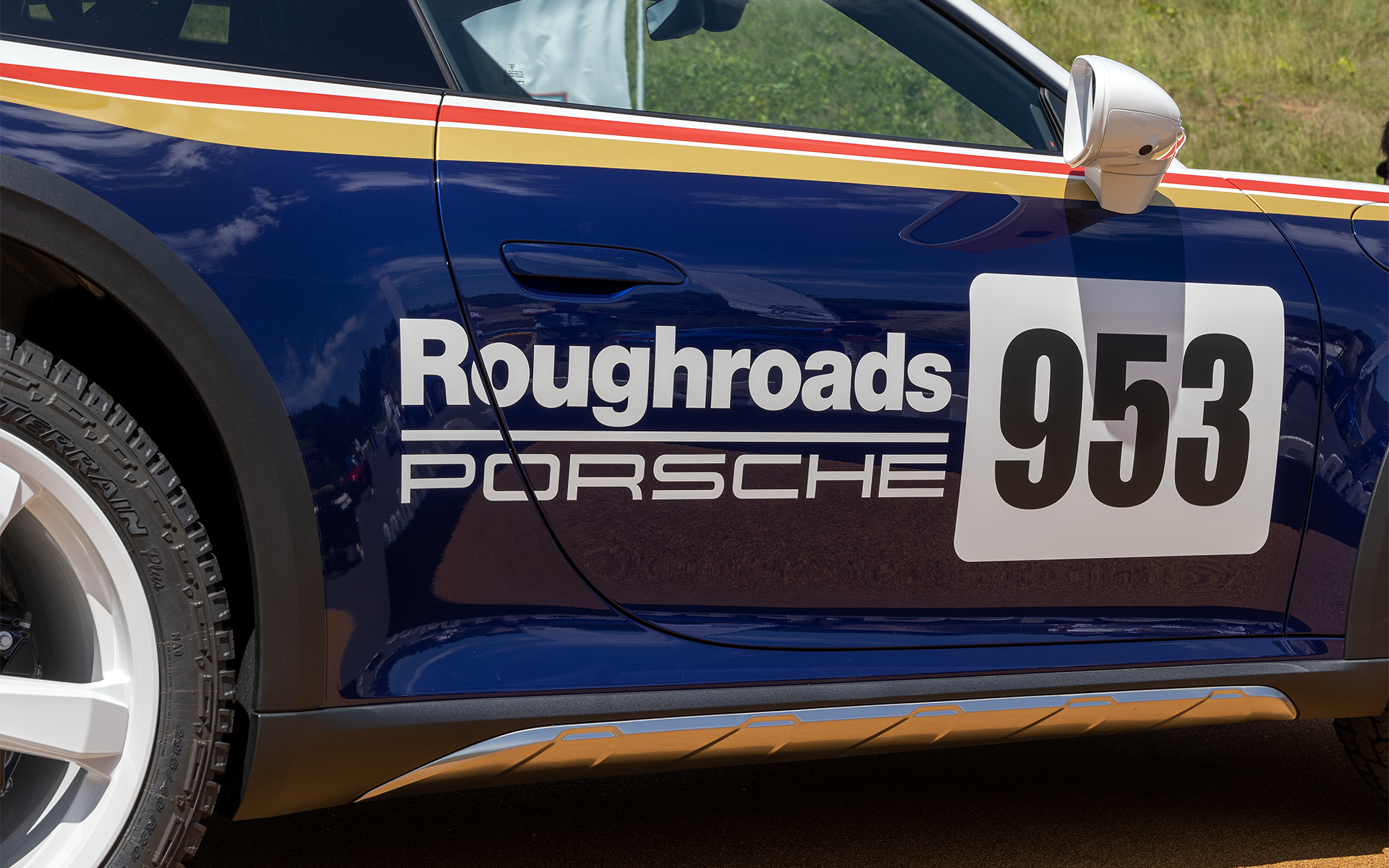 サイドシル部分にもプロテクターが付く