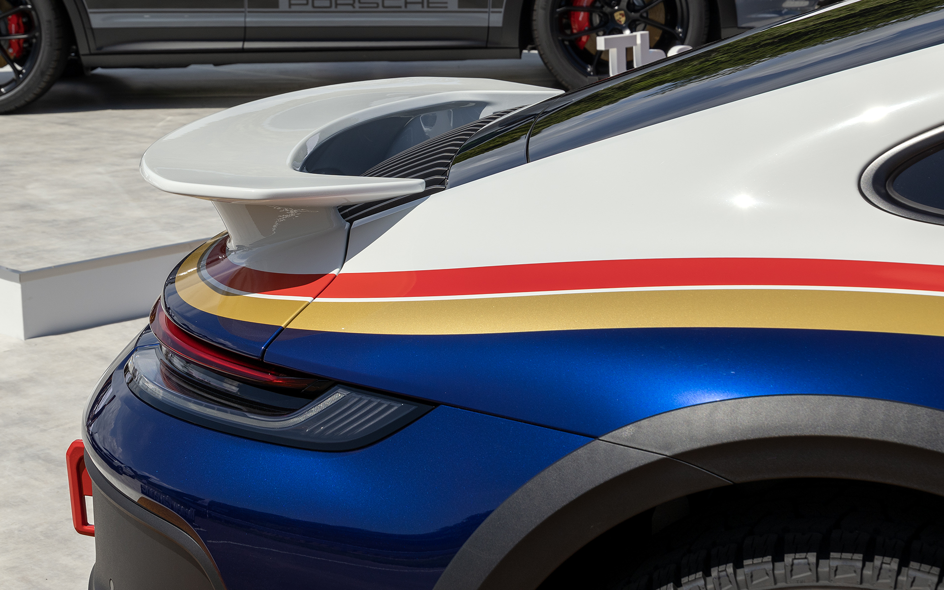 リアスポイラーは固定式