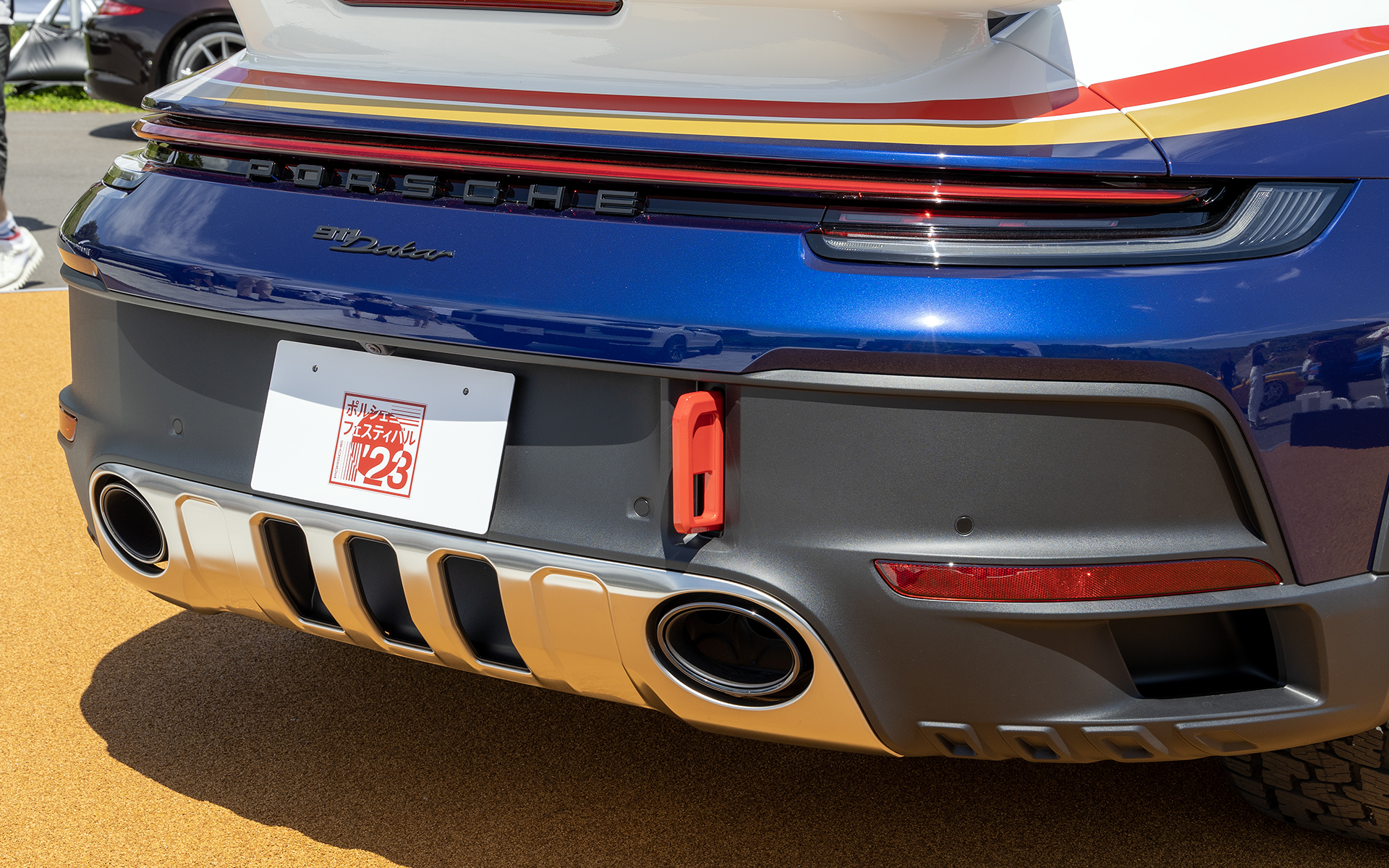 トーイングフックが特徴的。マフラーエンドのデザインも独特