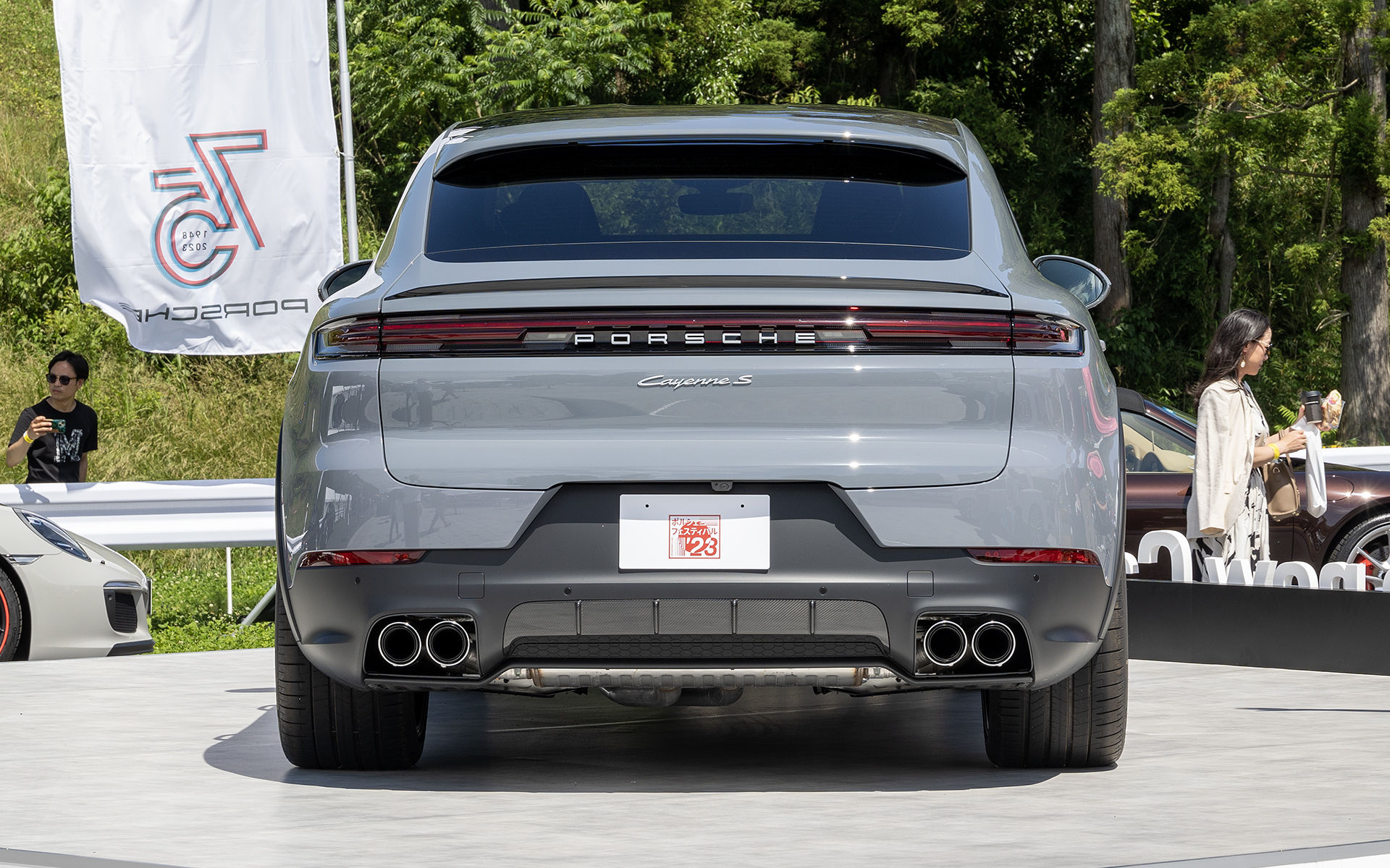 カイエンシリーズにはトレーラヒッチがオプション設定されている