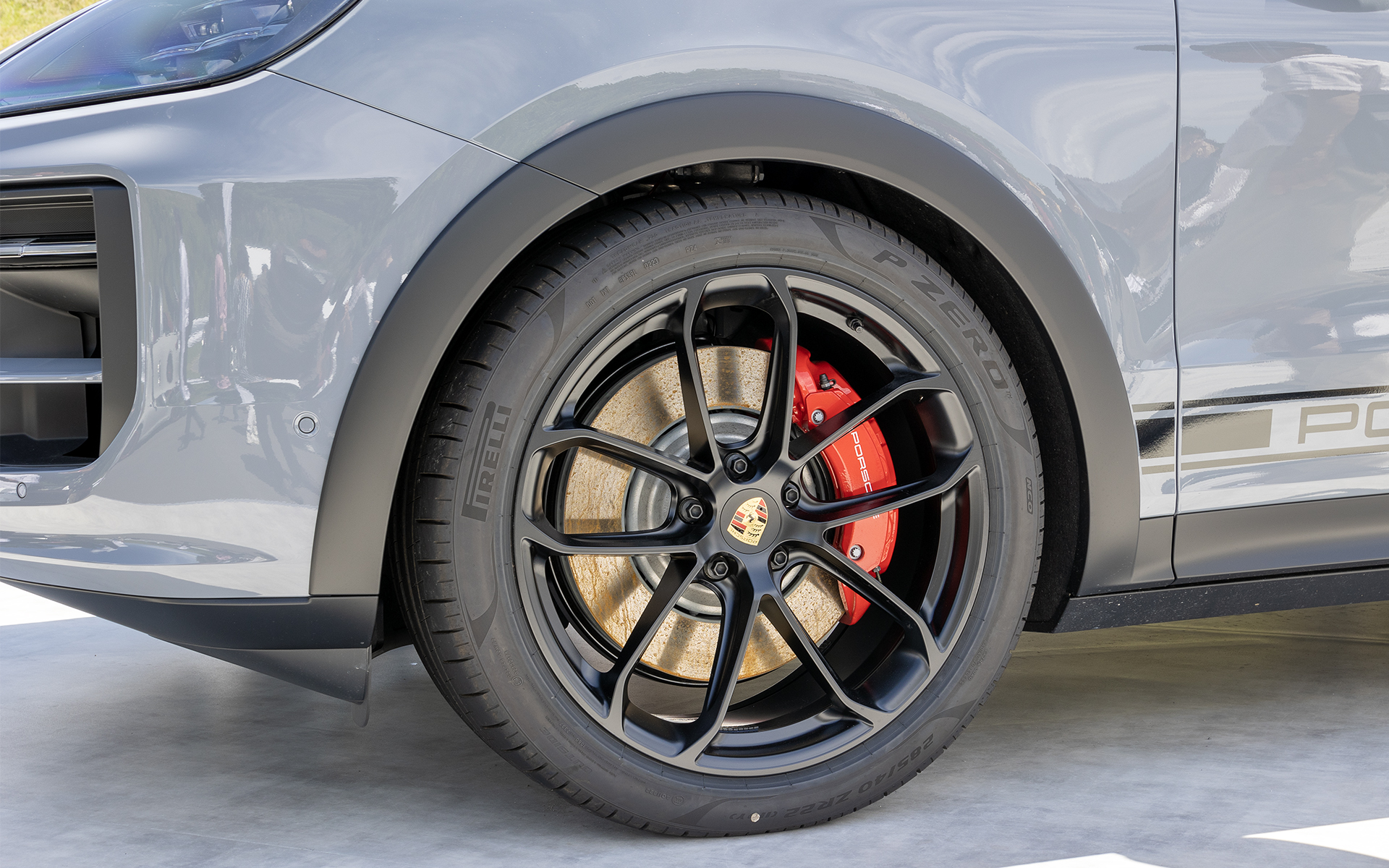 ピレリ P ZEROを履く。サイズは285/40ZR22