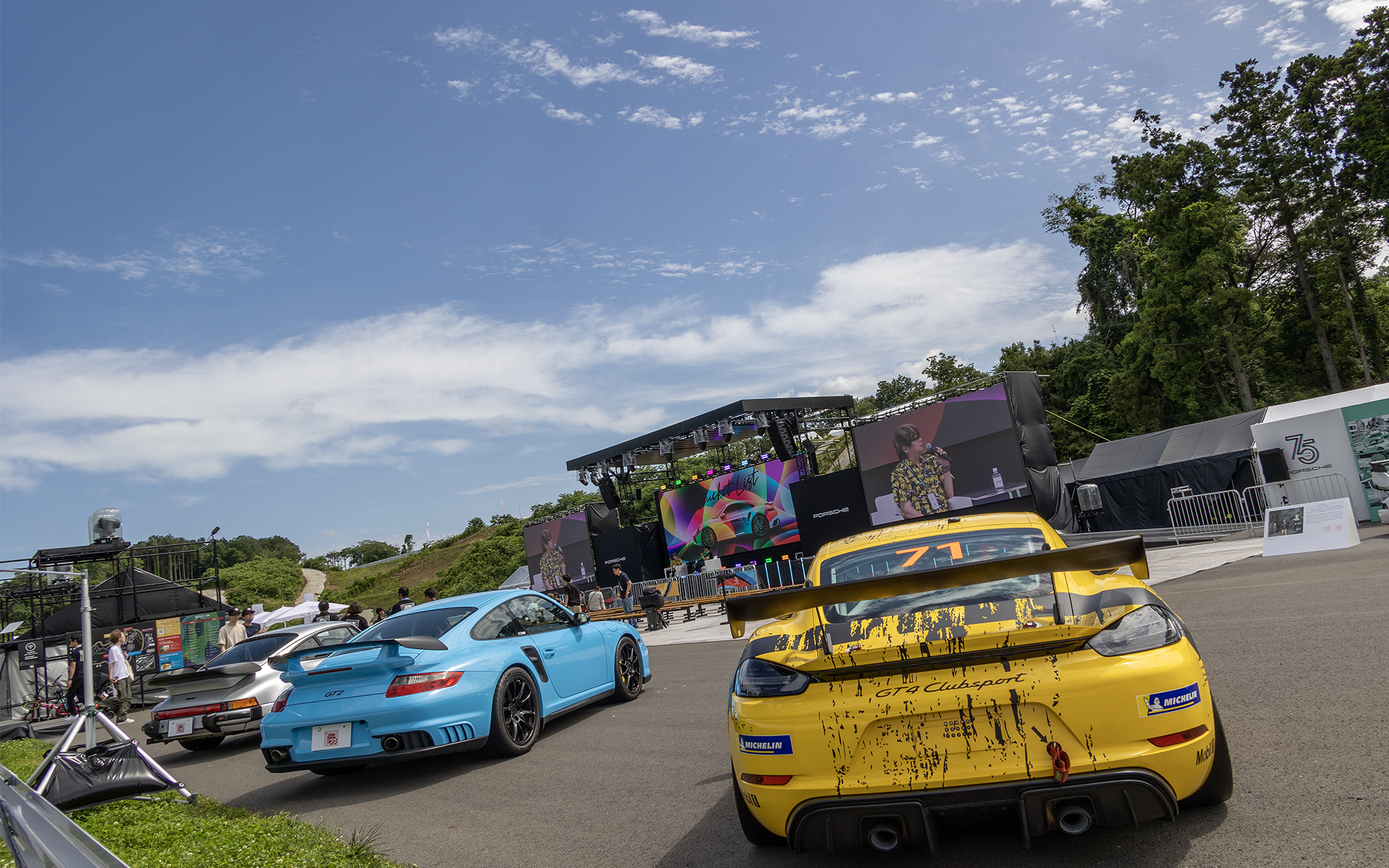 パドックエリアはメインステージとなっていた。車両の展示も行われていた