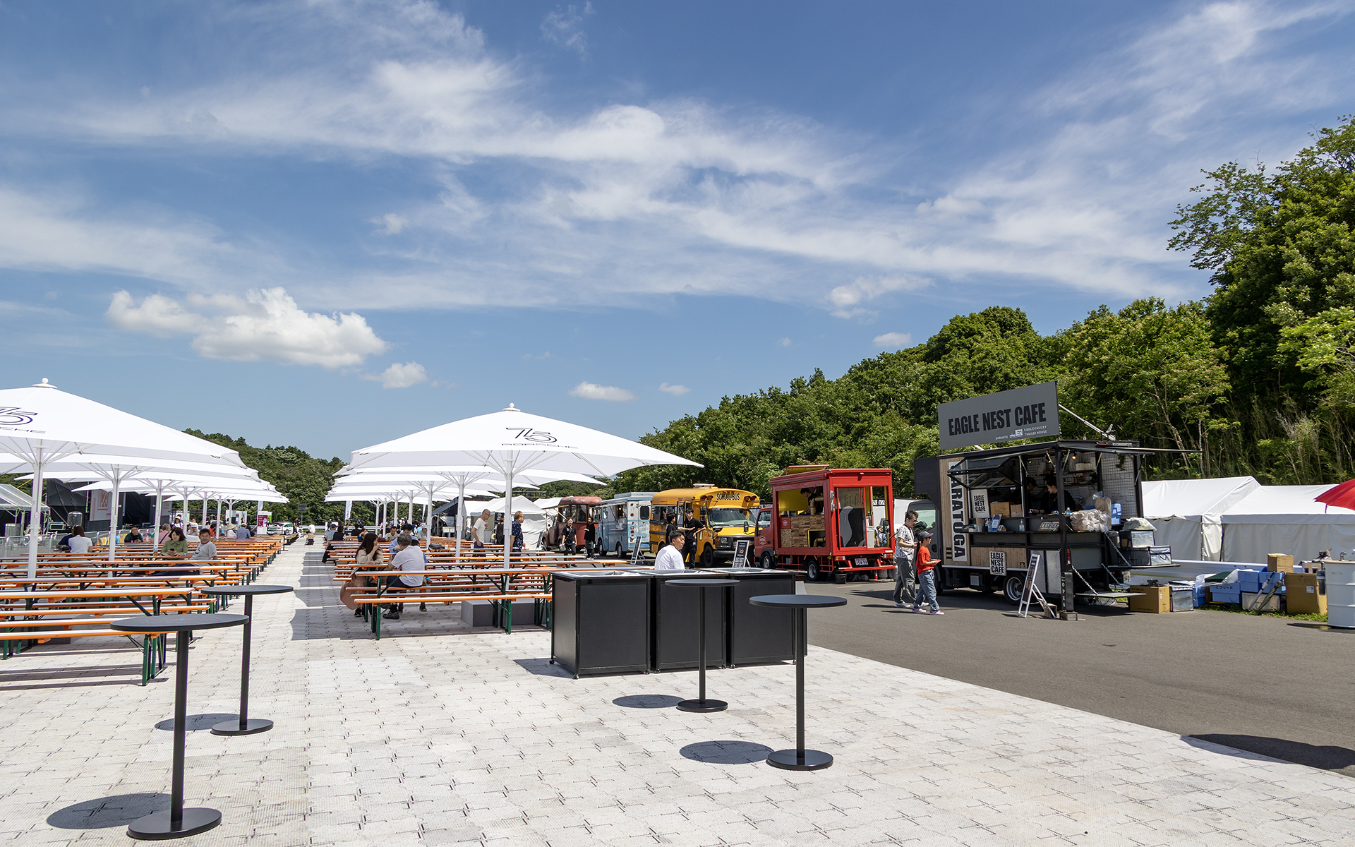 キッチンカーが並び、休憩スペースも設けられていた