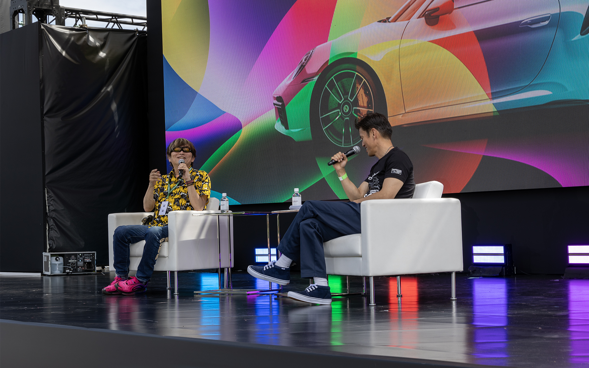 トークショーの様子。このときは人気コミック「彼女のカレラ」シリーズの作者 麻宮騎亜さんがゲスト。会場には彼女のカレラシリーズのラッピングカーも展示されていた。こちらも後半で掲載する