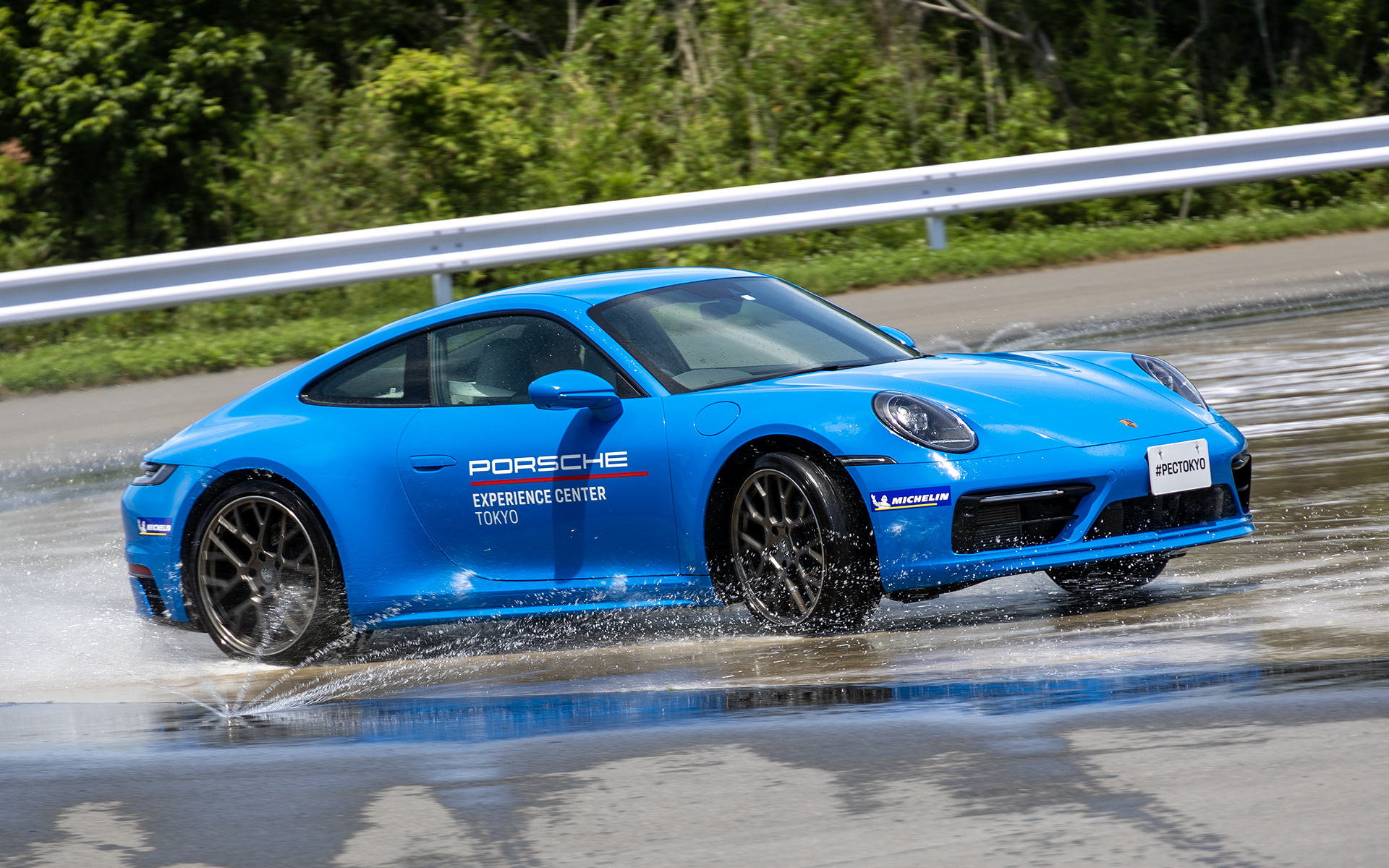 PEC東京のインストラクターがドライブする911の助手席でドリフトを体験する「ドリフトエクスペリエンス」