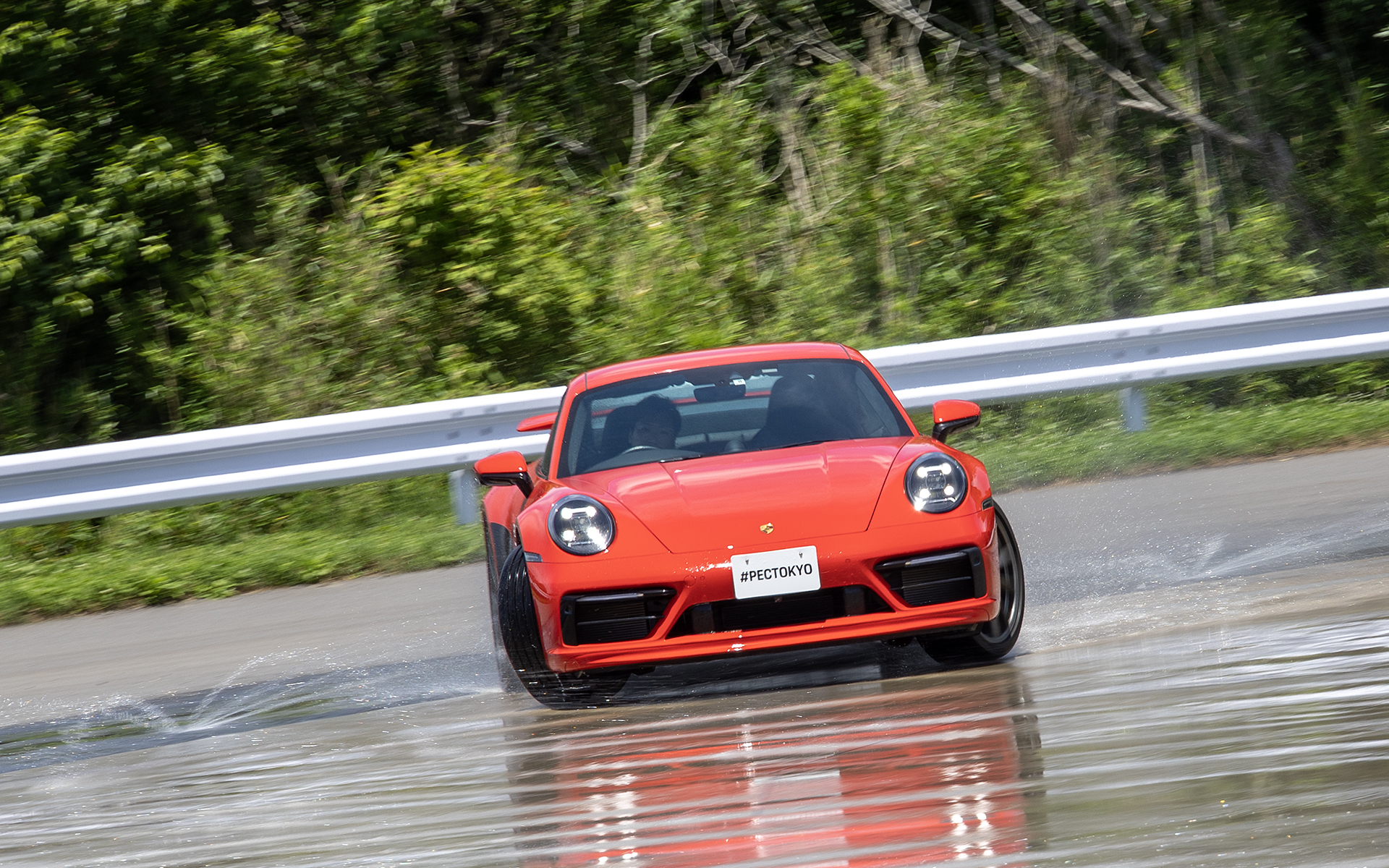 PEC東京のインストラクターがドライブする911の助手席でドリフトを体験する「ドリフトエクスペリエンス」