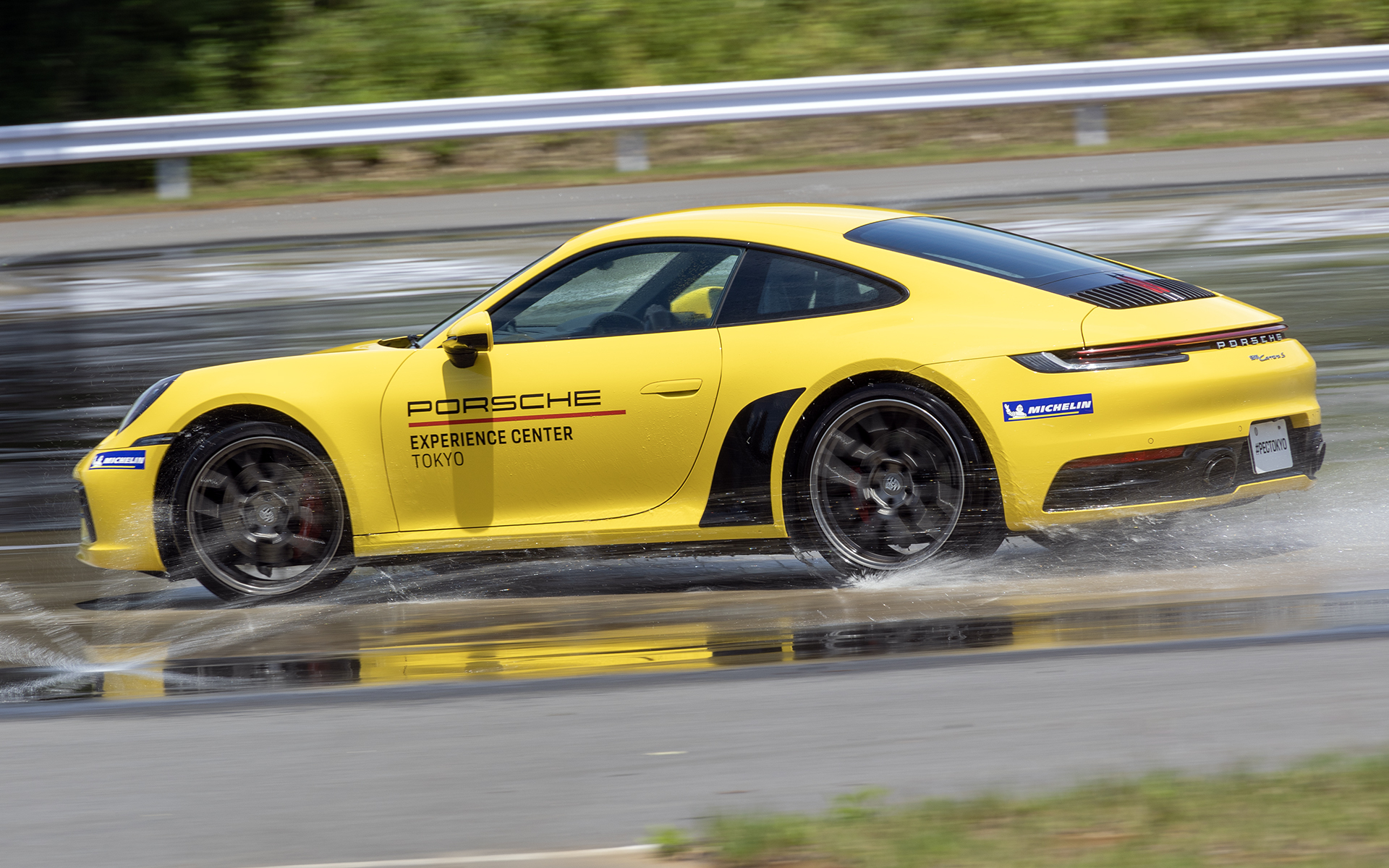 PEC東京のインストラクターがドライブする911の助手席でドリフトを体験する「ドリフトエクスペリエンス」