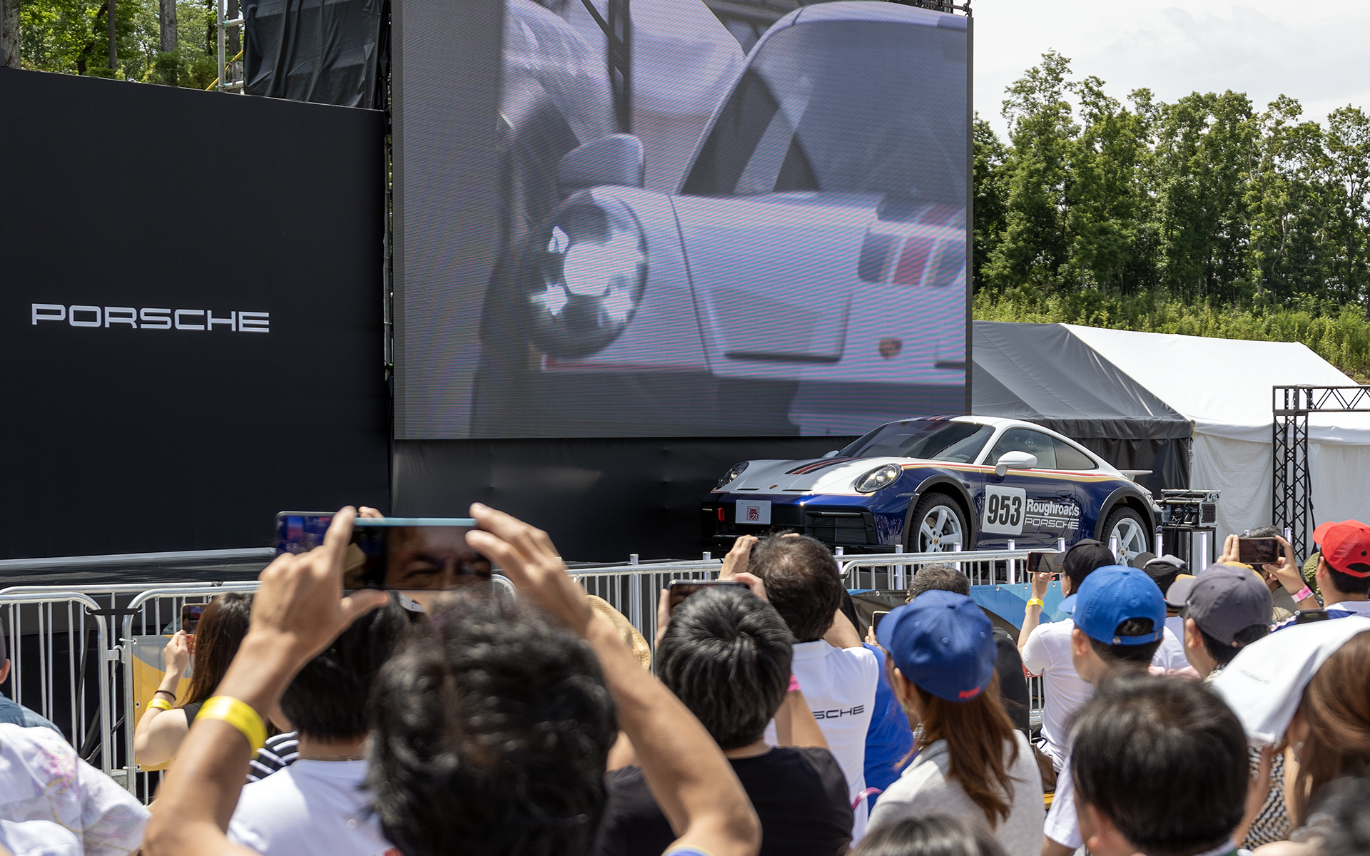 舞台袖からステージへ駆け上がってきた911ダカール