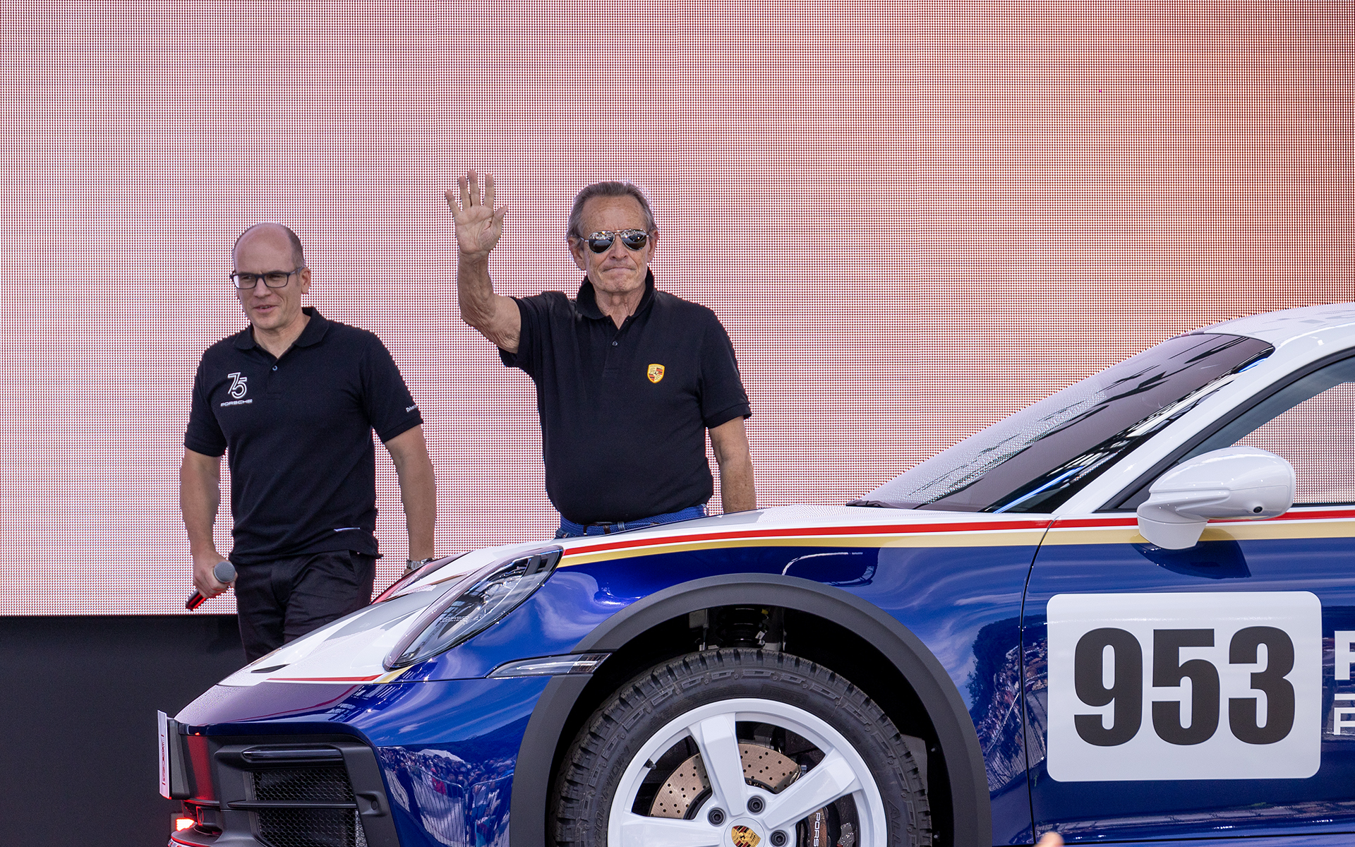 助手席からジャッキー・イクス氏が降りてきた。迎えるのはヴィッツェンドルフ氏