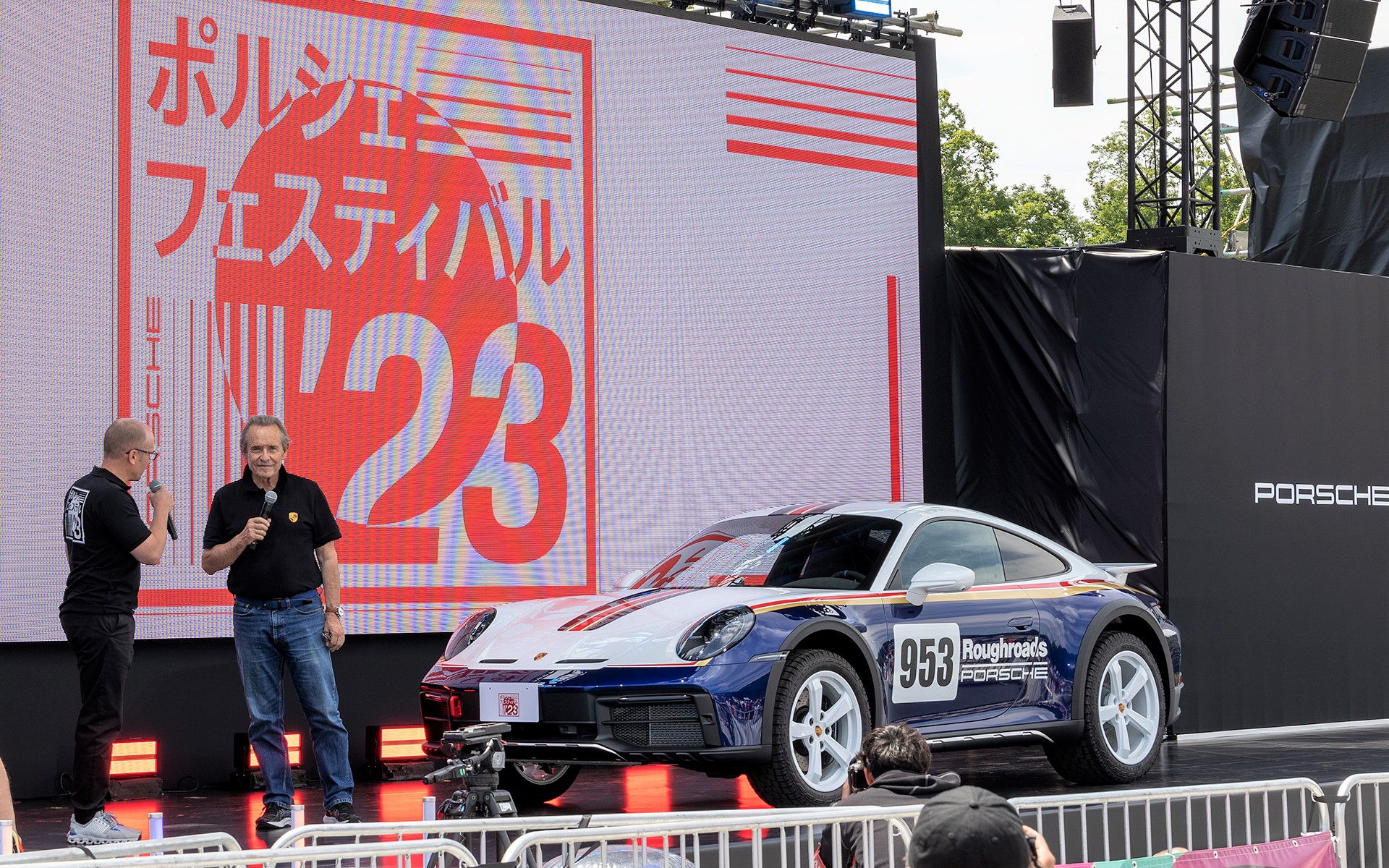 ステージ上のジャッキー・イクス氏とヴィッツェンドルフ氏、そして911ダカール