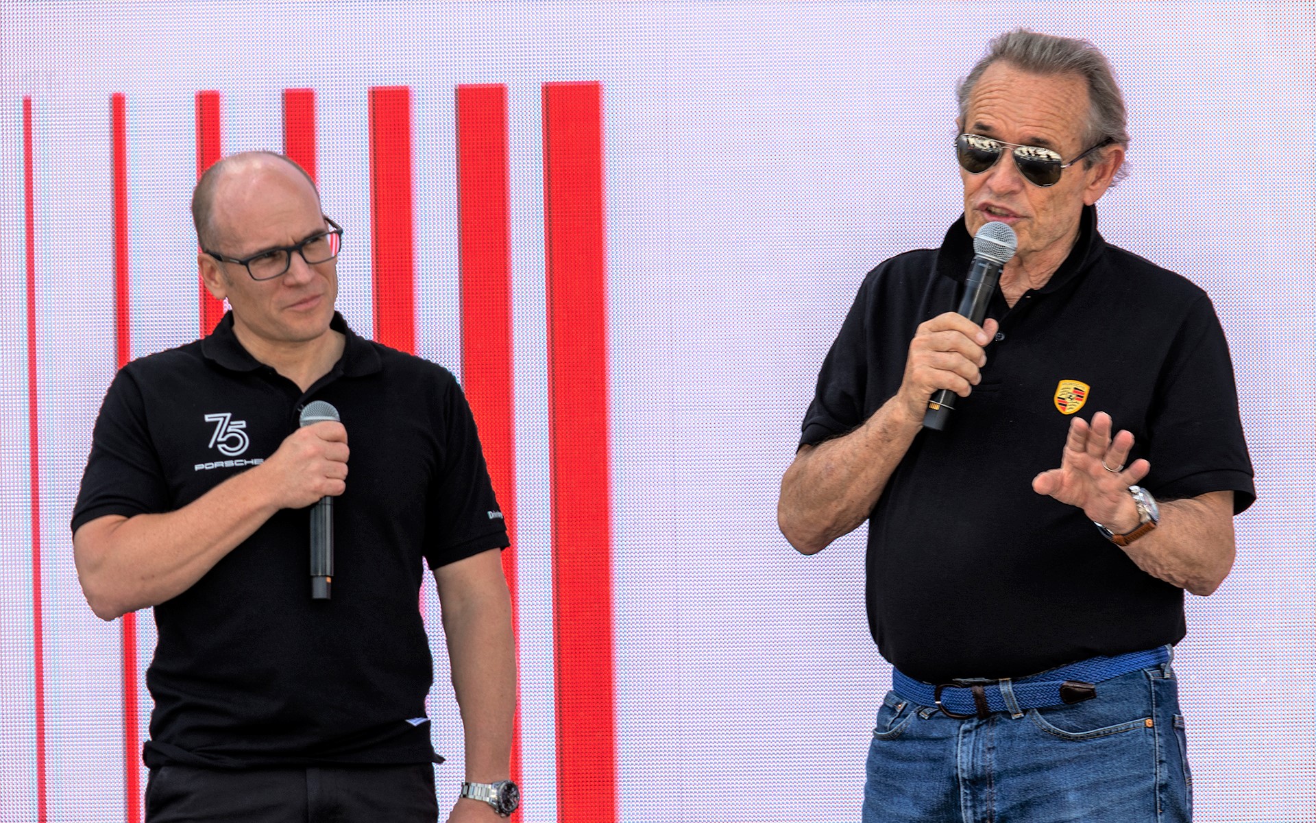 ステージ上のジャッキー・イクス氏とヴィッツェンドルフ氏、そして911ダカール