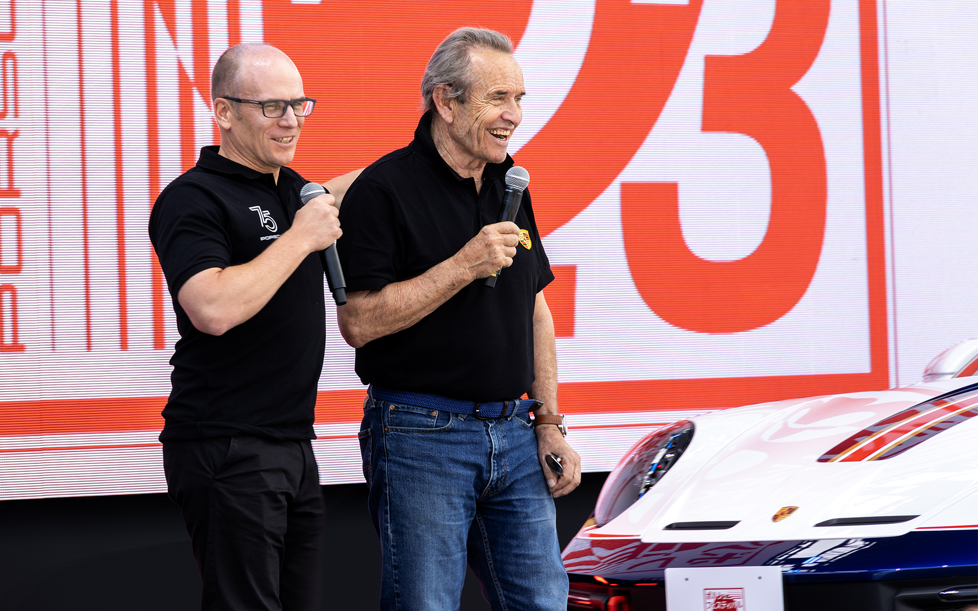 ステージ上のジャッキー・イクス氏とヴィッツェンドルフ氏、そして911ダカール