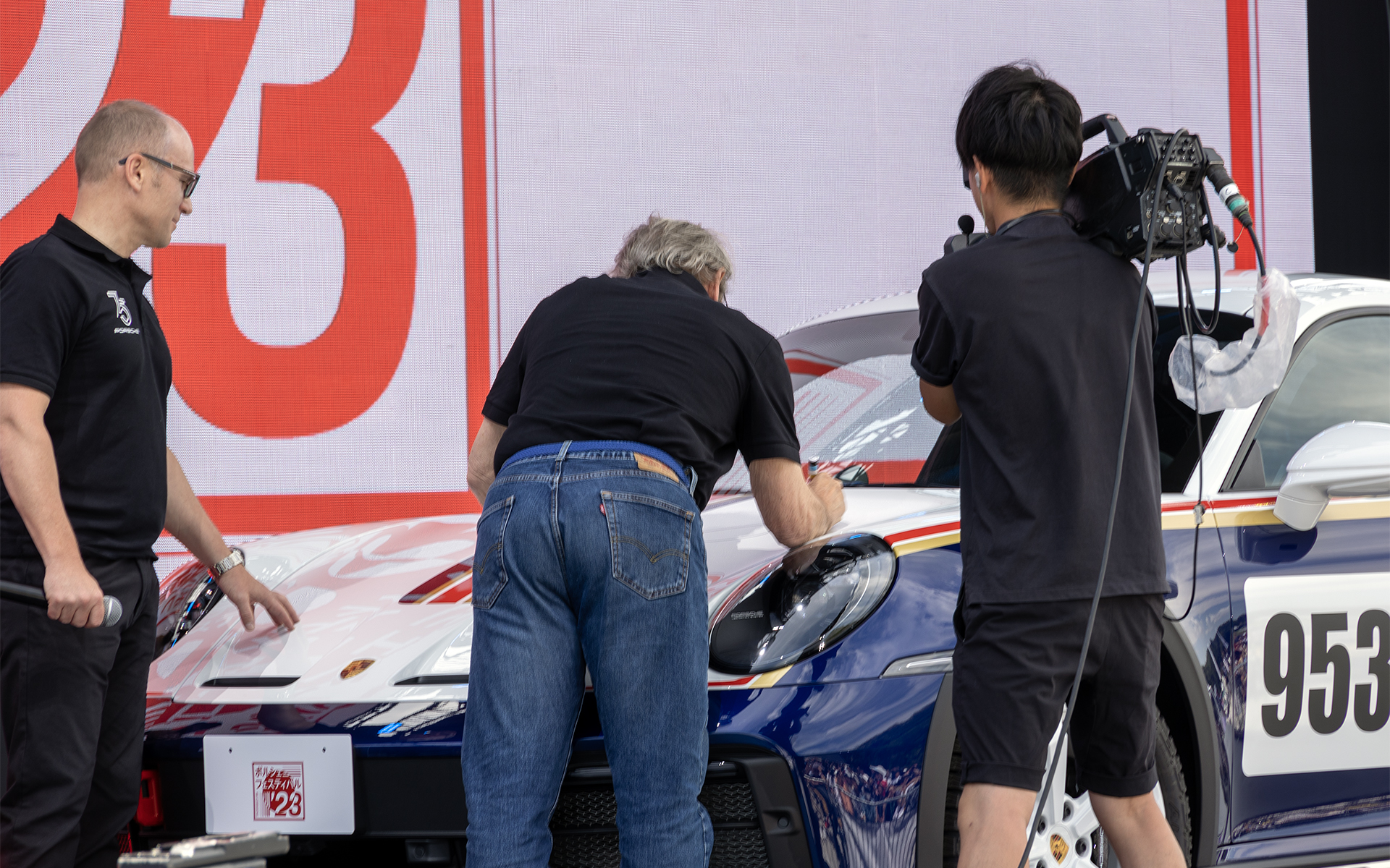 ヴィッツェンドルフ氏からのリクエストによりイクス氏が911ダカールのフロントフードにサインを行った