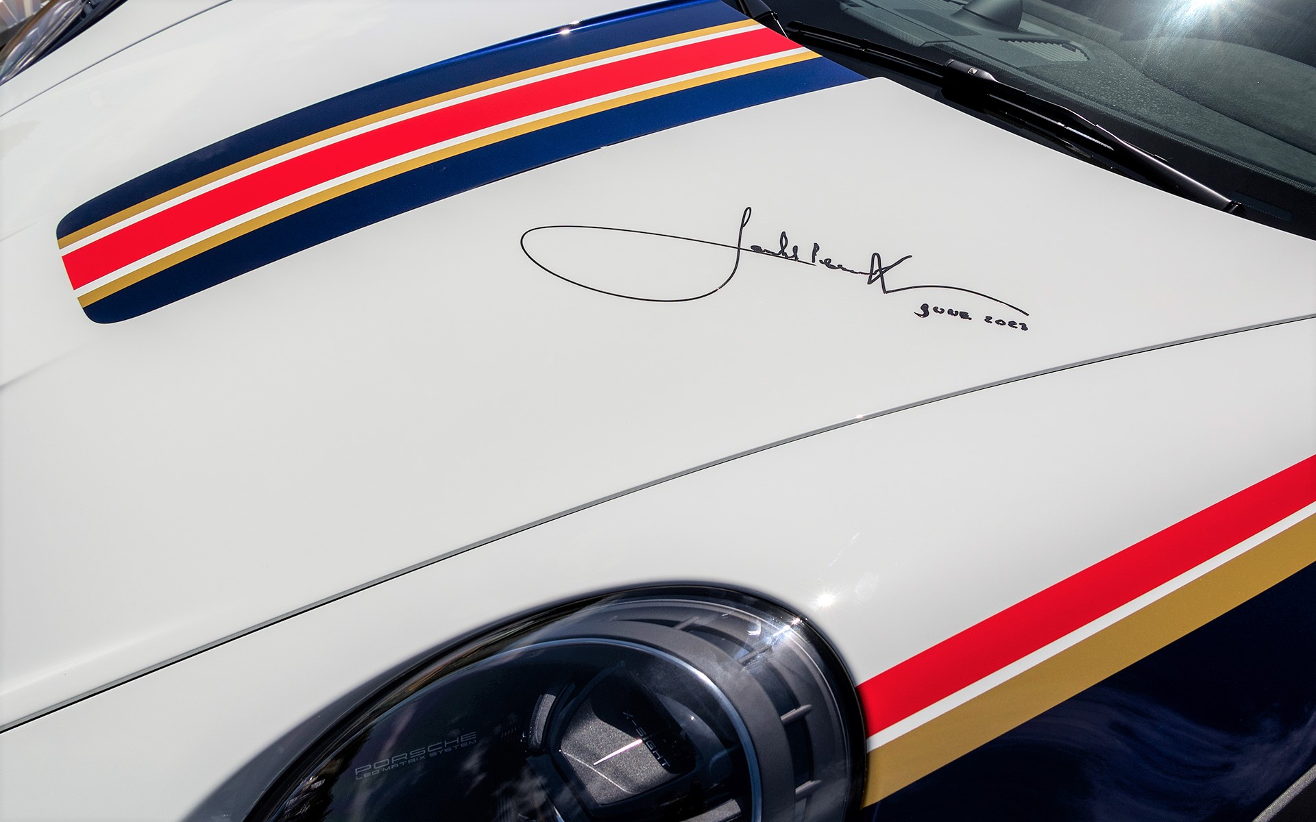 ヴィッツェンドルフ氏からのリクエストによりイクス氏が911ダカールのフロントフードにサインを行った