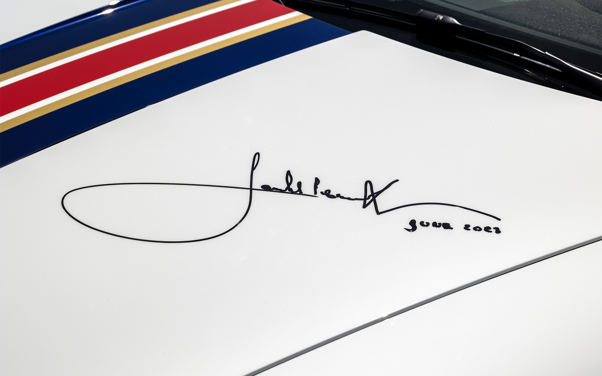 ヴィッツェンドルフ氏からのリクエストによりイクス氏が911ダカールのフロントフードにサインを行った