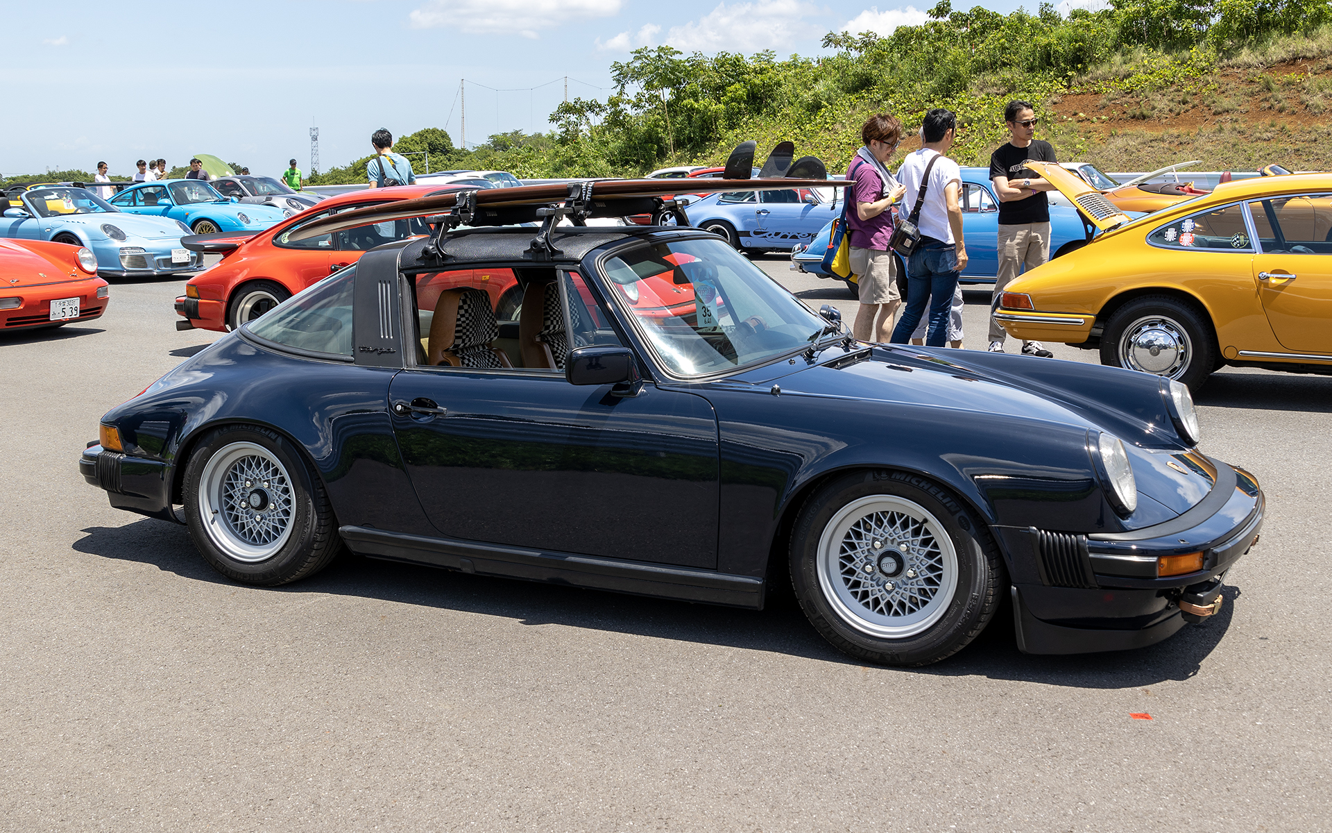 サーフボードを積んだ911タルガ