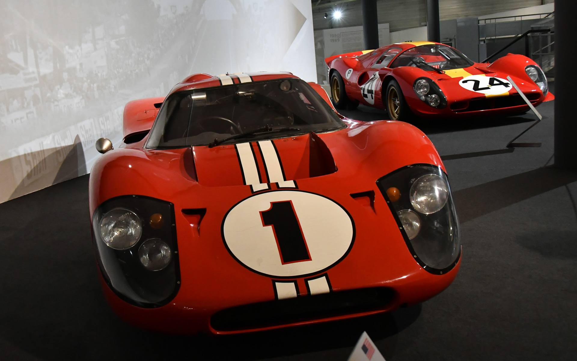 ル・マン24時間ミュージアムで展示されているフォード GT40 MKIV（手前）とフェラーリ 330 P4。1967年のル・マンで戦った2台を同時に見られる