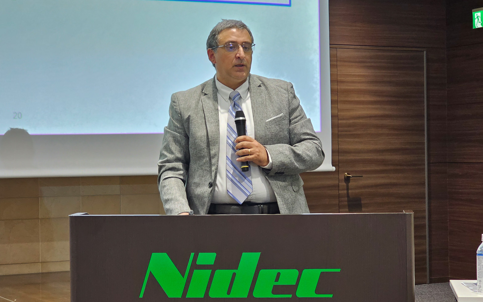 ルネサス エレクトロニクス株式会社 執行役員 兼 ハイパフォーマンスコンピューティング・アナログ&パワーソリューショングループ 共同ゼネラルマネージャー ヴィヴェック・バーン氏