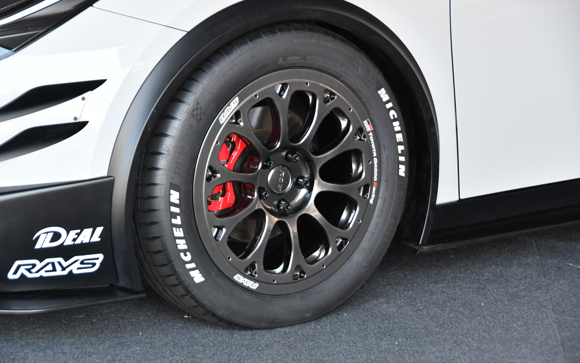 文句なしにかっこいいレイズのホイール。TS050、GR010を彷彿とさせるデザイン。ル・マン100周年GRエディションの足下を決める