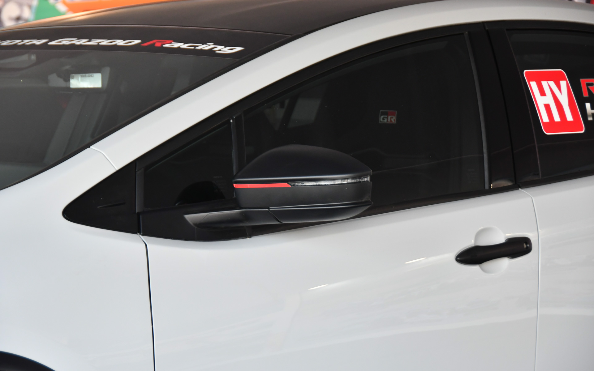 赤いラインの入ったサイドミラー。GRの赤いラインは各所で見ることができる