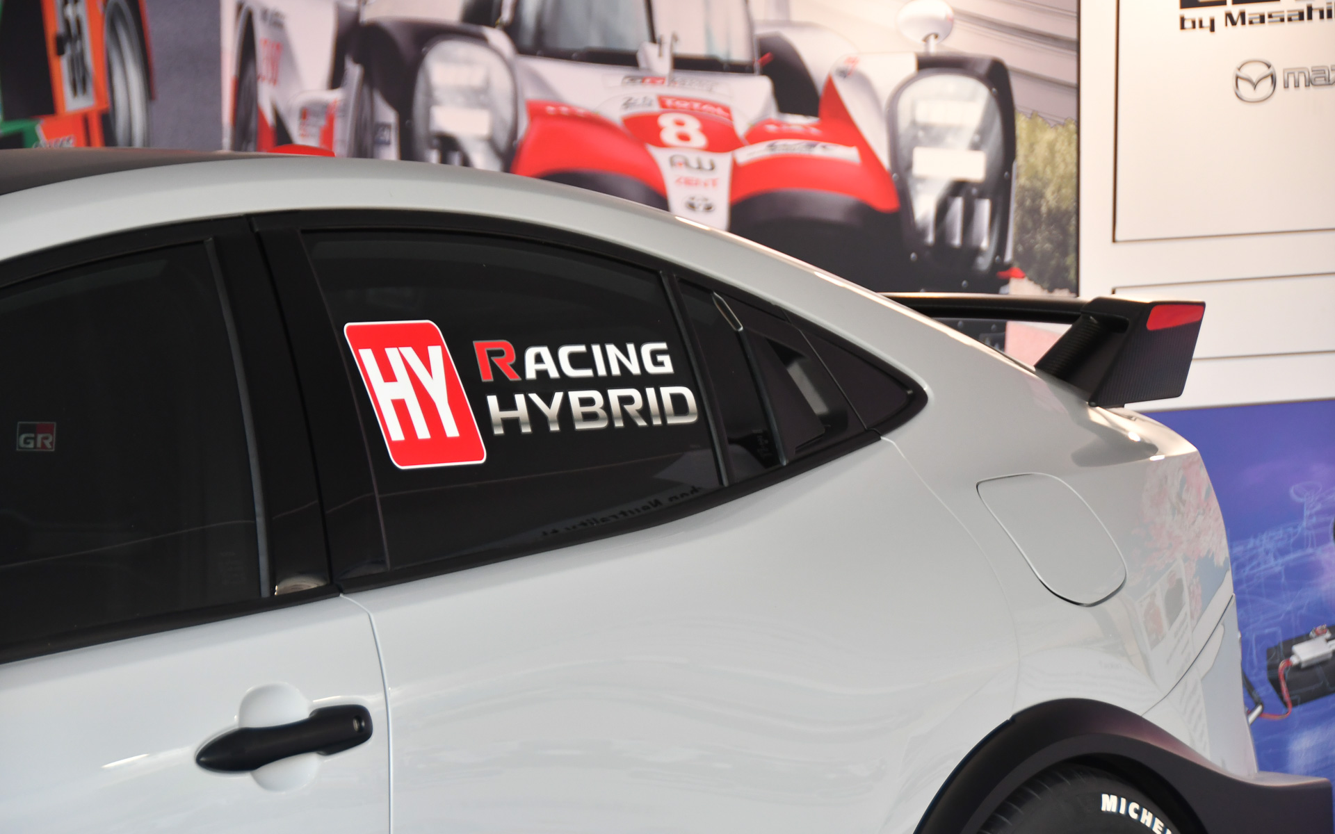 リアウィンドウの「HY」「RACING HYBRID」の文字。HYはハイブリッドであることを主張し、RACING HYBRIDで速いハイブリッド、強いハイブリッドを訴える