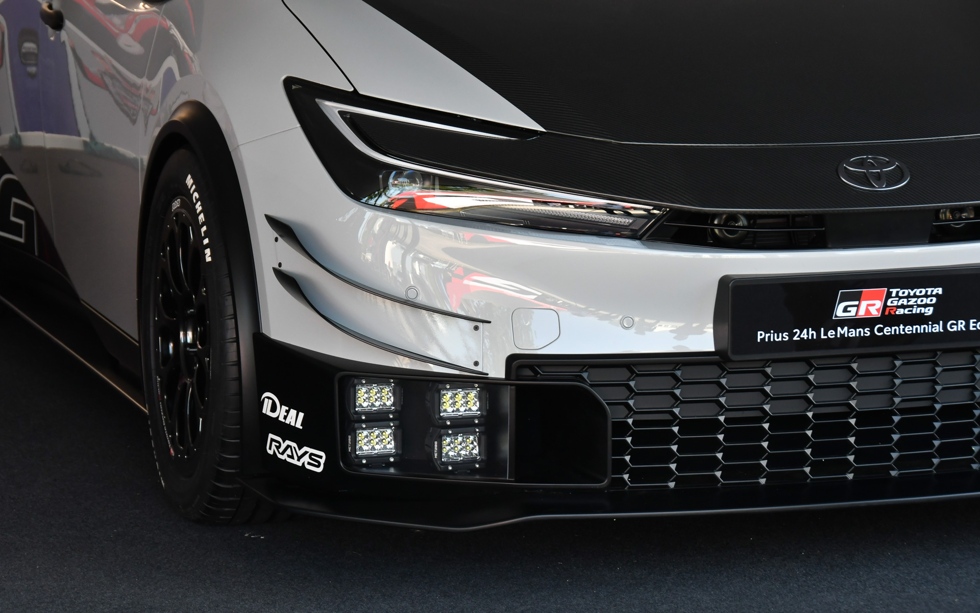 2連カナード下には、4連高輝度LEDヘッドライトが。びっくりするほど明るく、これもGR010 HYBRIDゆずりのものとなる