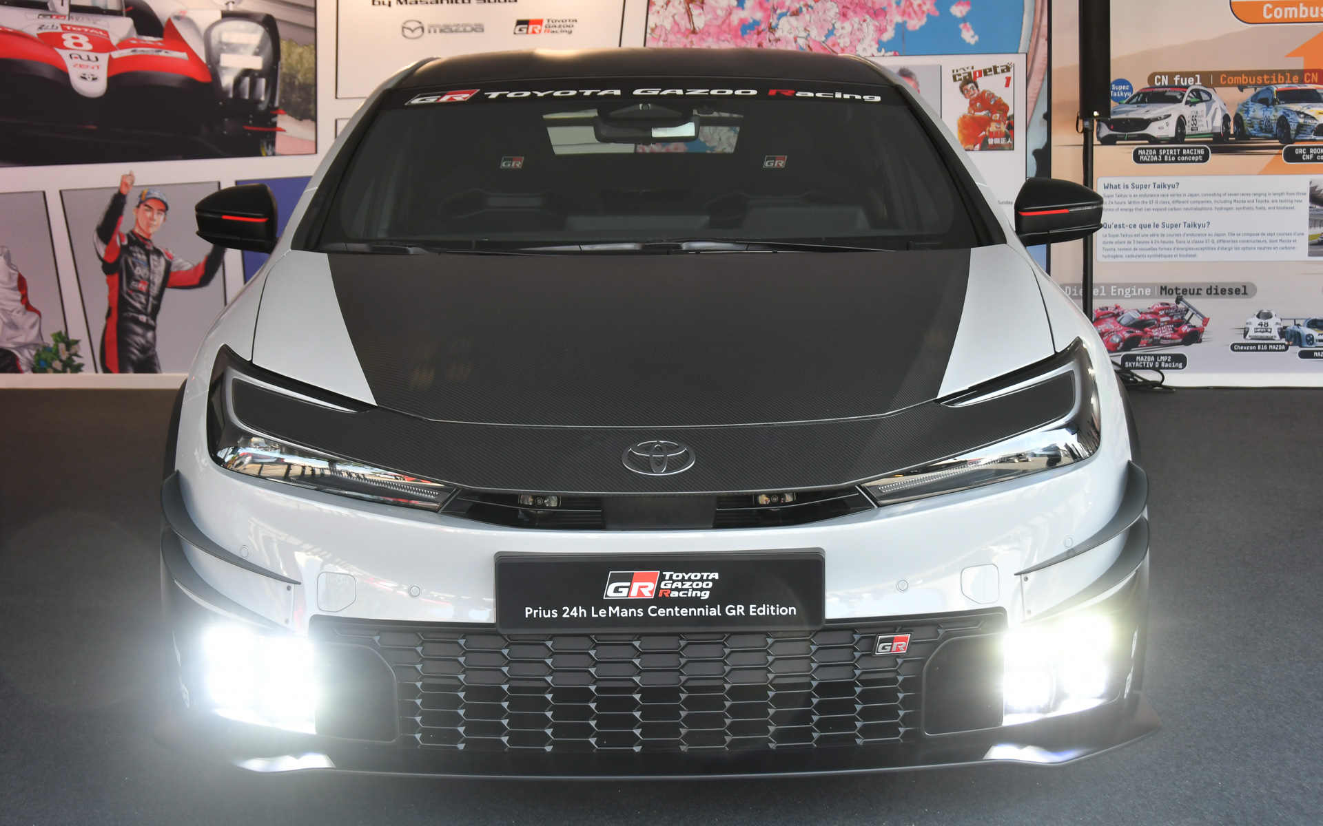 世界初公開された新型プリウスのコンセプトカー「Prius 24h Le Mans Centennial GR Edition」。高輝度LEDヘッドライトがル・マンの闇を切り裂く