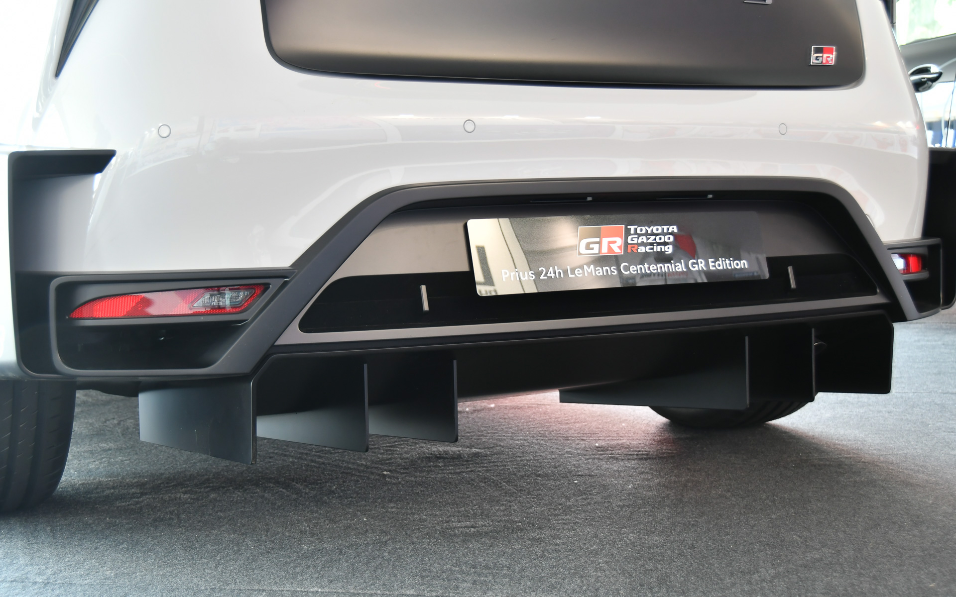 元々プリウスは底面の空力を考慮したクルマだけに、リアディフューザーがよく似合う