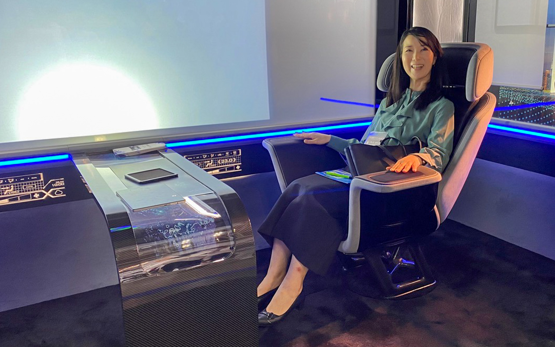 会場でひときわ目をひいていた、東レのブース。未来モビリティの快適空間コンセプトモデル「TEEWAVE CX1」に私も吸い寄せられてしまいました。このシートの座り心地は素晴らしく、書斎にも欲しいと思ったほどでした