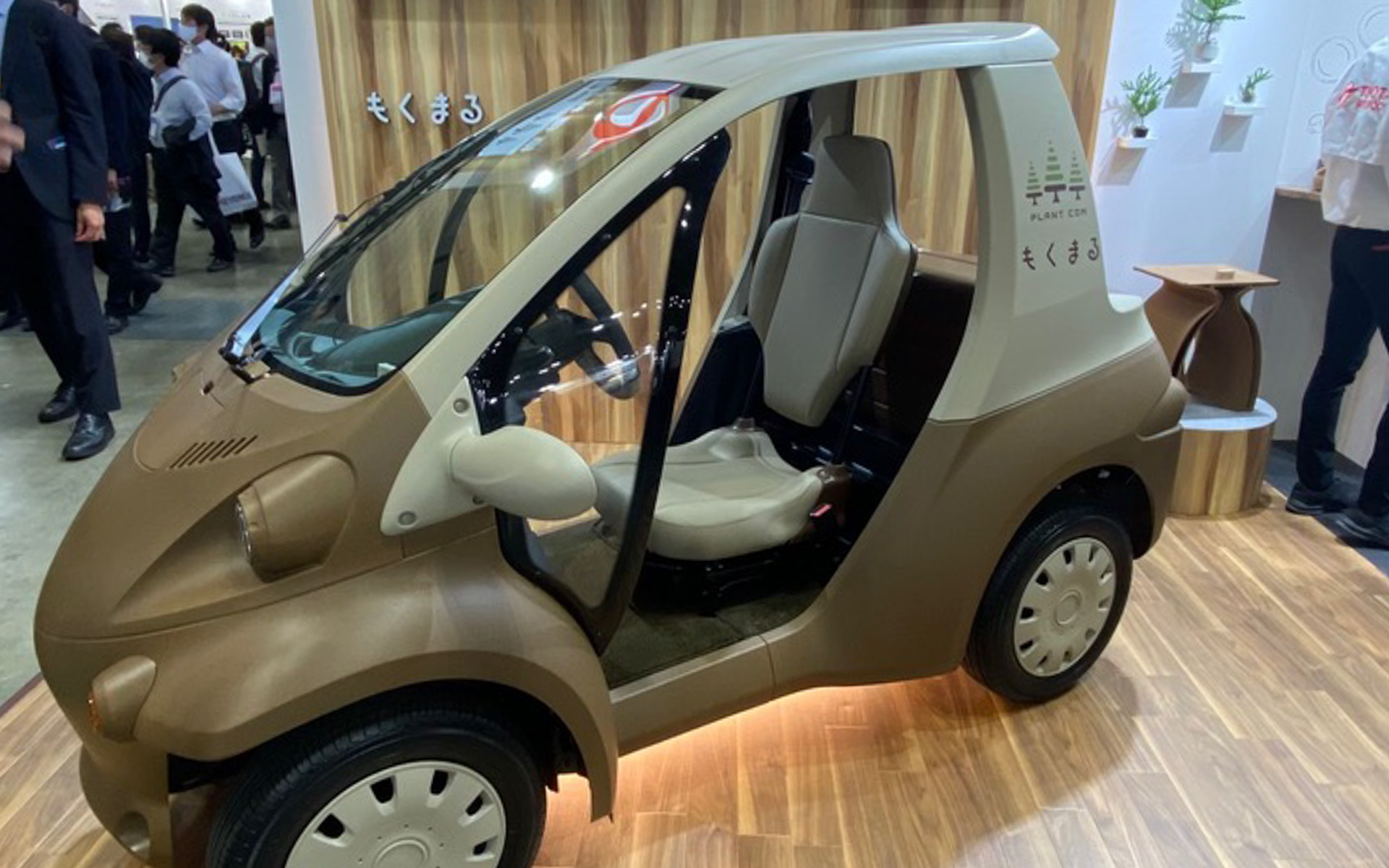 トヨタ車体のブースでは、植物材料TABWD（タブウッド）を使ったカーボンニュートラルに貢献した、「もくまる」がとってもキュートでした。TABWDというのは、Toyota Auto Body WooDの頭文字だそうですよ
