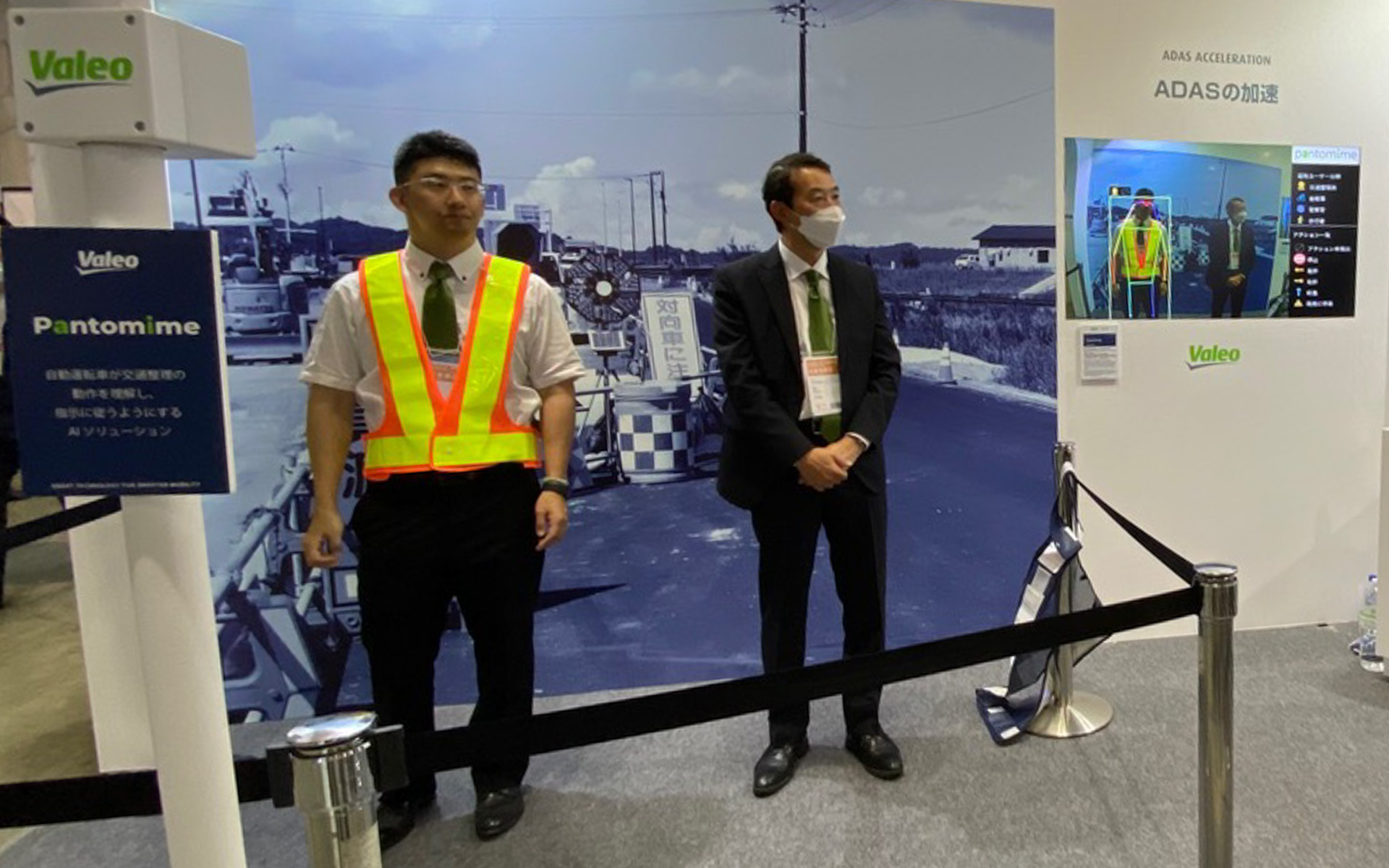ヴァレオジャパンのブースでは、交通整理員とスーツ姿の人をクルマが見分けて、交通整理員の動作だけを認識するというデモを見学。国によって異なる制服や動作の意味を習得させているというから、実用化が楽しみです