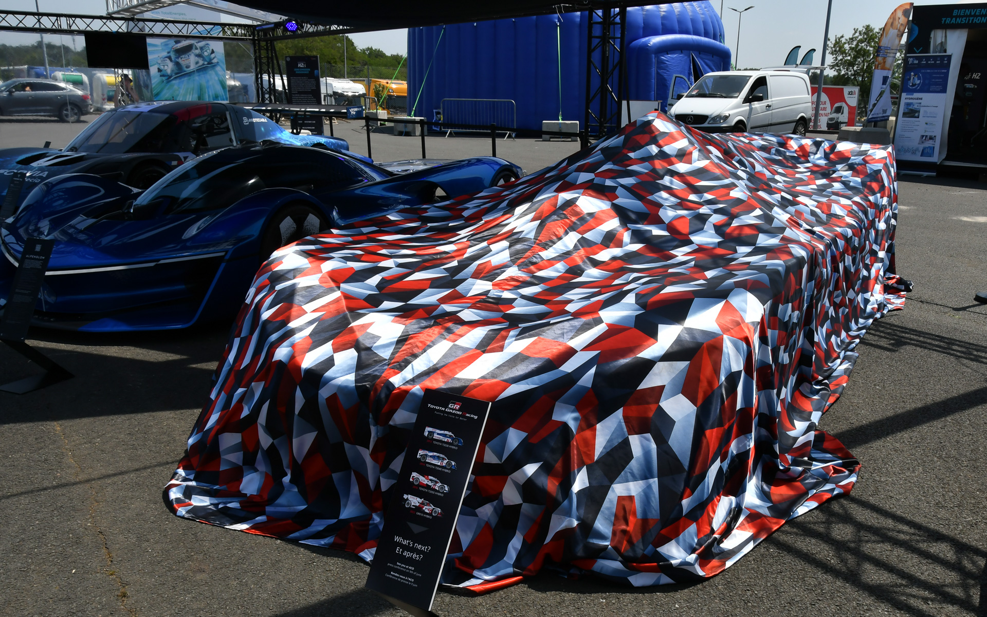 水素村の中央にあるTOYOTA GAZOO Racingカラーのカバーがかけられた謎のクルマ。このクルマは、一体なんなのだろうか？