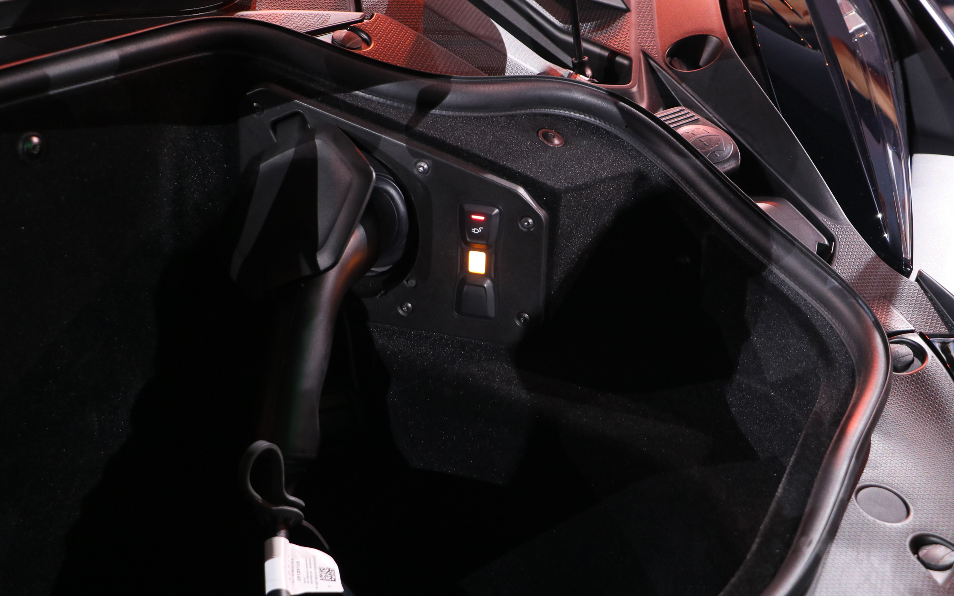 充電ポートはボンネットフードを開けた荷室内に配置されている