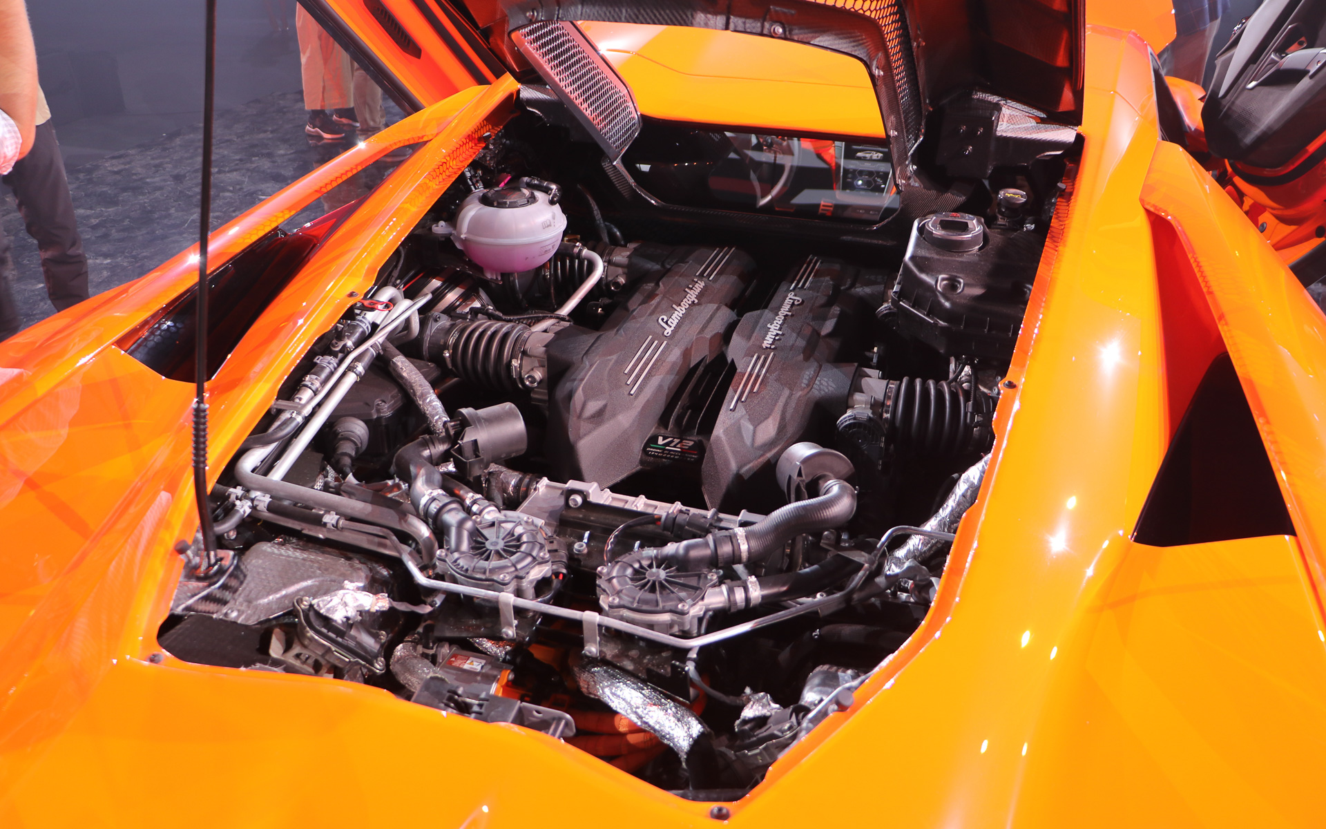 搭載するV型12気筒6.5リッター自然吸気エンジンは、最高出力825PS/9250rpm、最大トルク725Nm/6750rpmを発生。そこにモーターの140kW（190PS）が上乗せされ1015PSを発生する