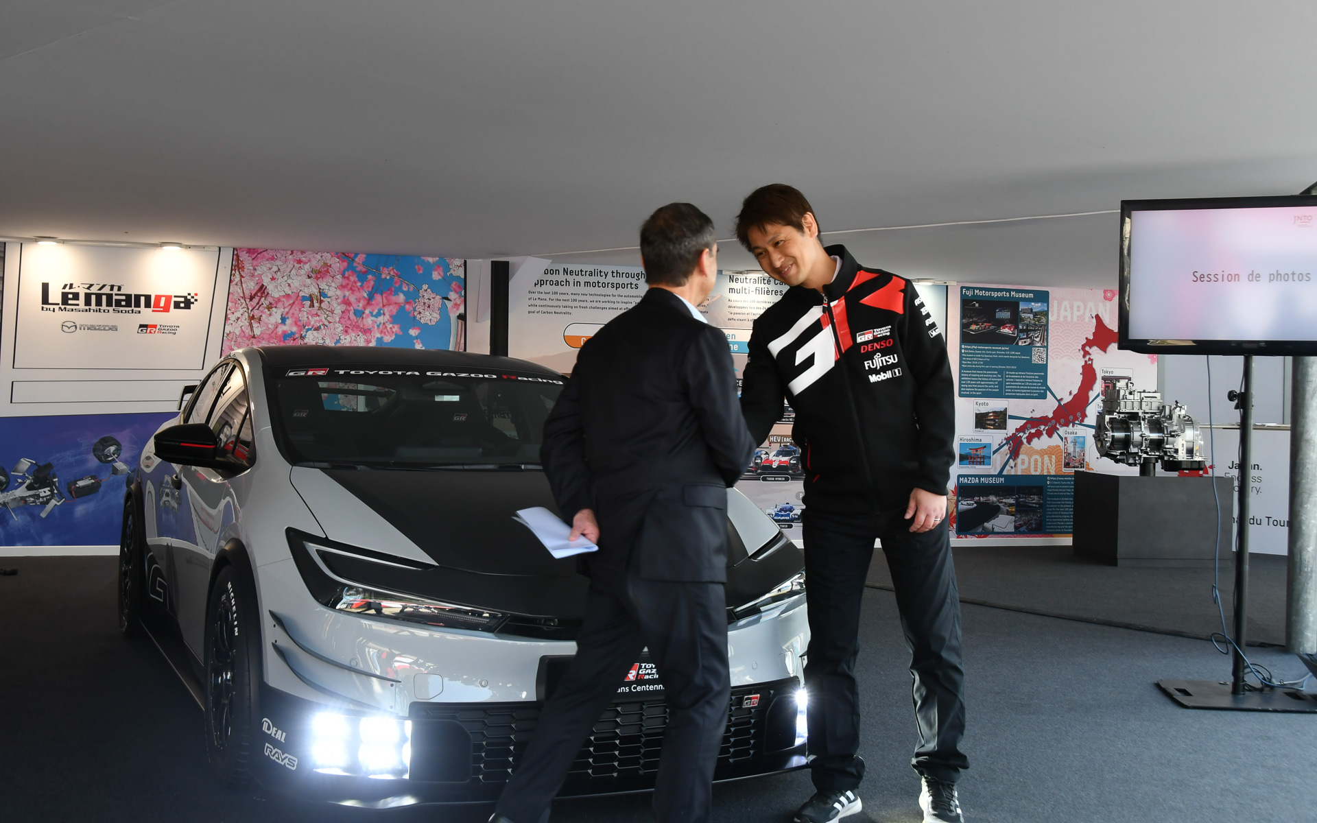 発表会のフォトセッション後、フィヨン会長とがっちり握手