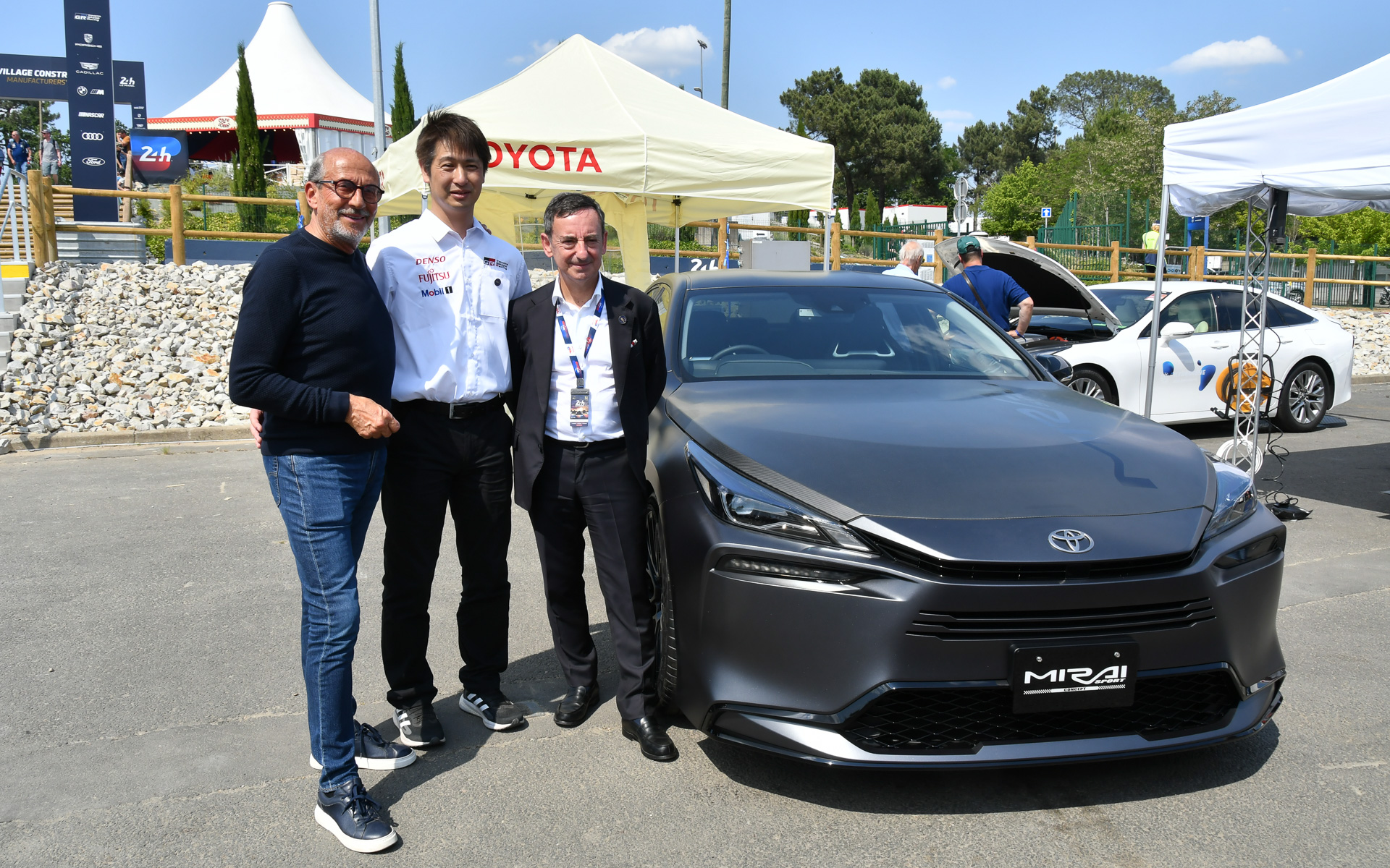 新型ミライ スポーツコンセプトとともに記念写真。右から、ACO ピエール・フィヨン会長、TOYOTA GAZOO Racing モータースポーツ技術室室長 加地雅哉氏、FIA耐久委員会 委員長 リシャール・ミル氏