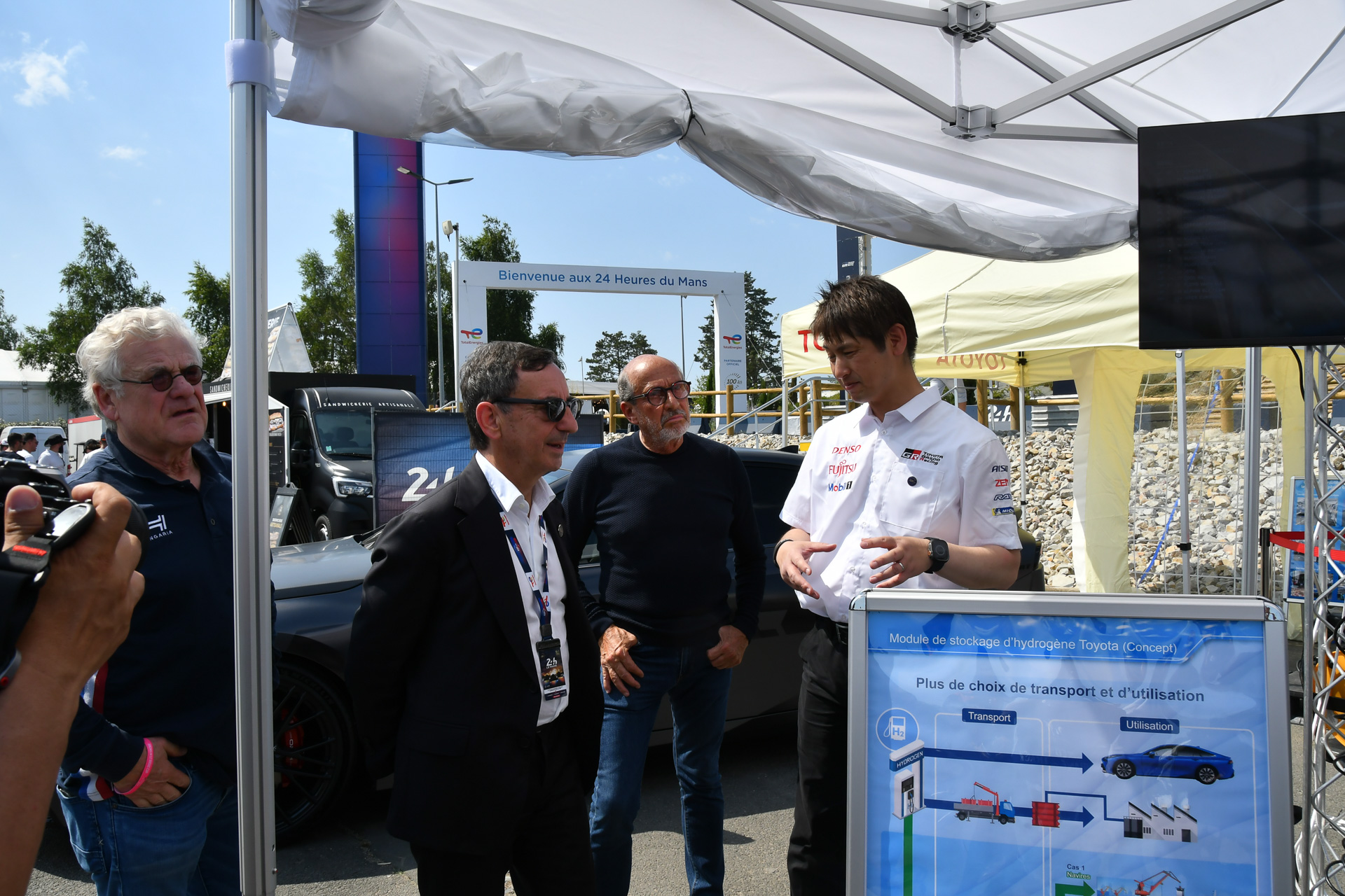 トヨタの水素関連施設を説明する加地氏