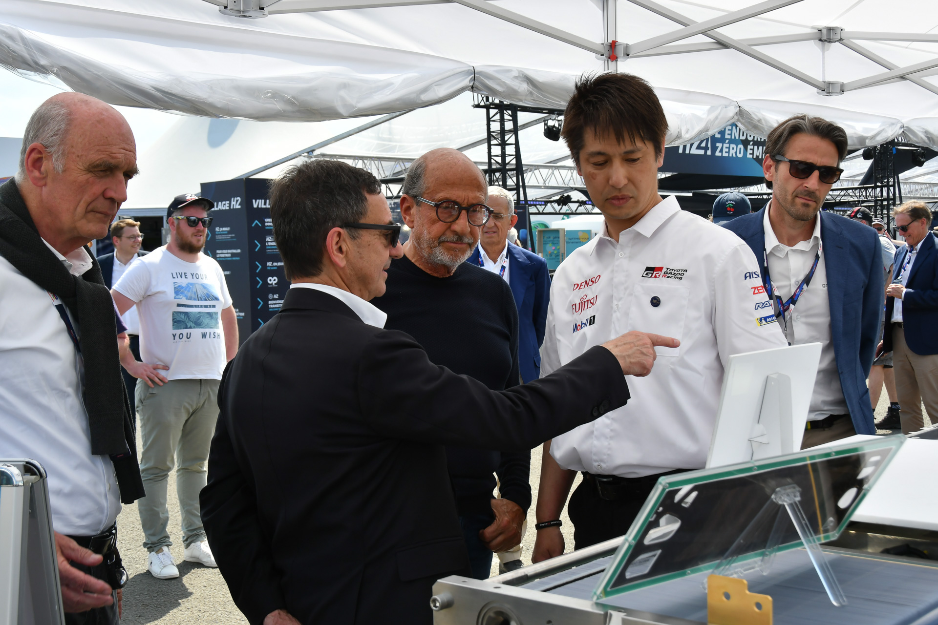 水電解システムについて質問するフィヨン会長