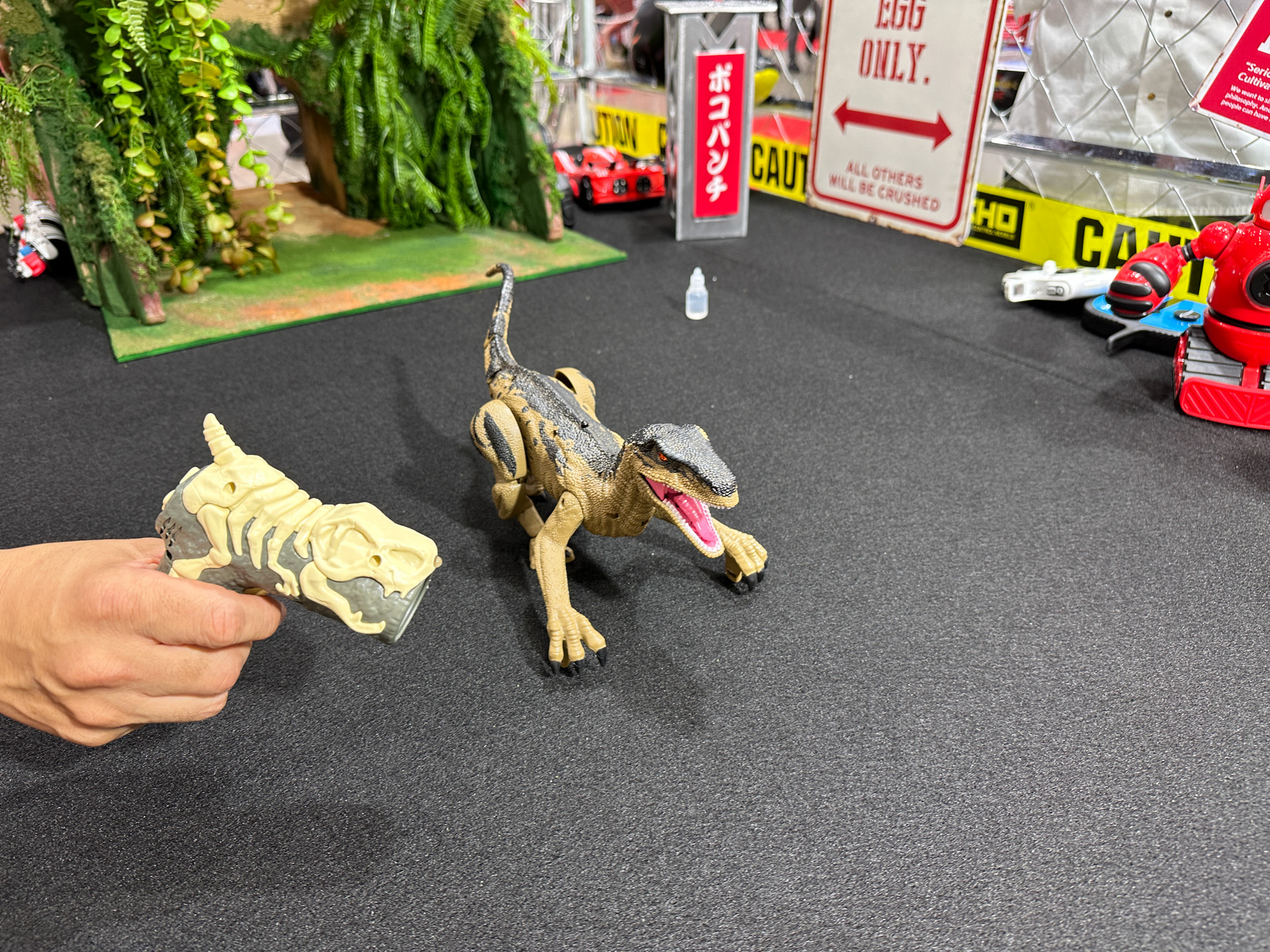 「R/C レーザーガンダイナソー ヴェロキラプトル ブラウン」