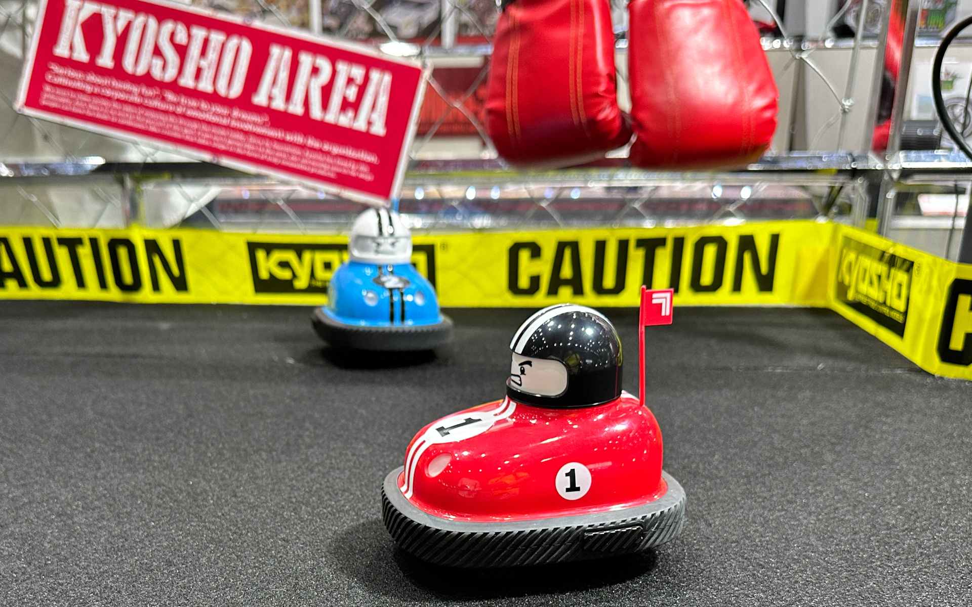 カートをぶつけてドライバーをすっ飛ばす「ガチンコレーサー」（SHARPER IMAGE）