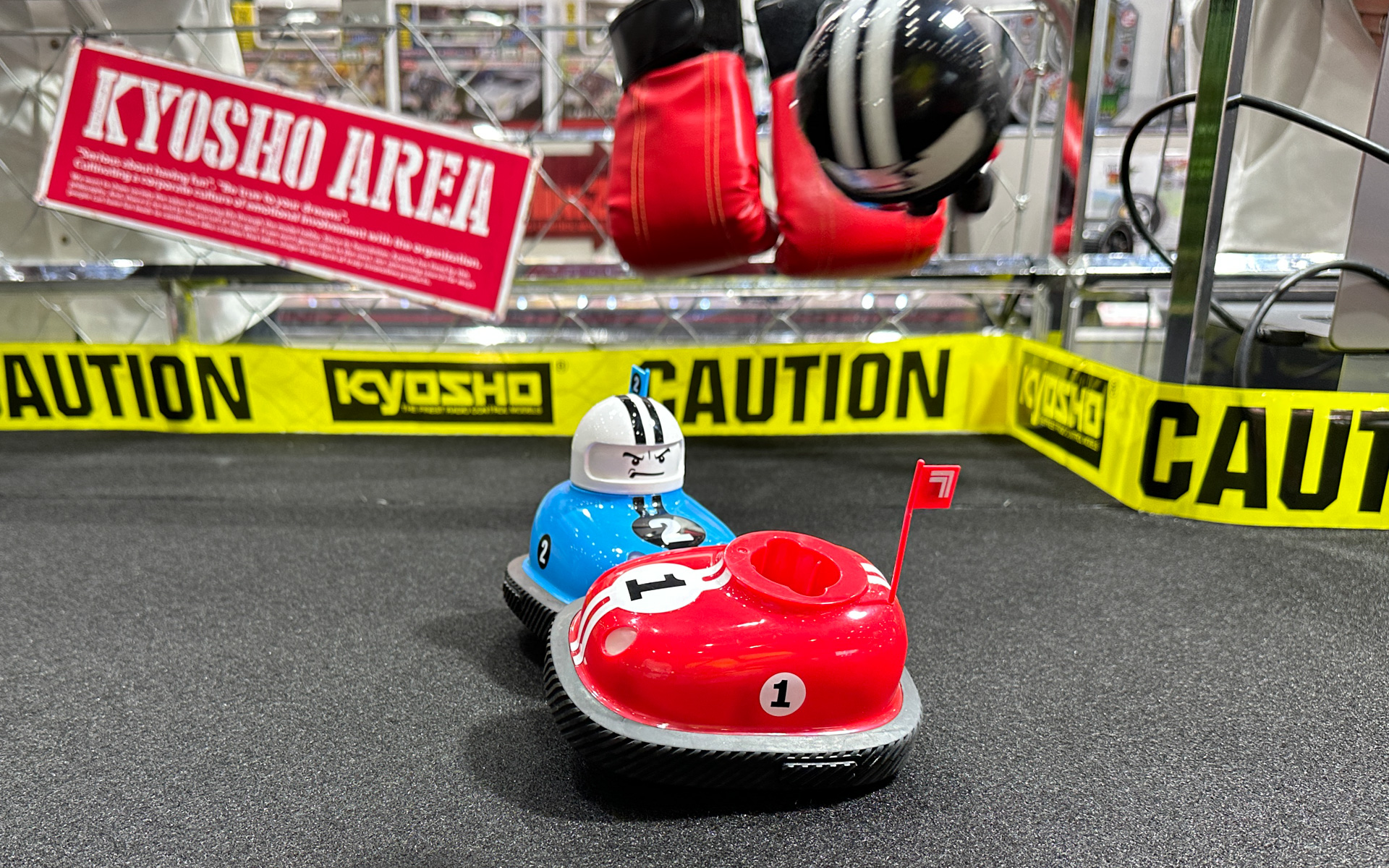 カートをぶつけてドライバーをすっ飛ばす「ガチンコレーサー」（SHARPER IMAGE）