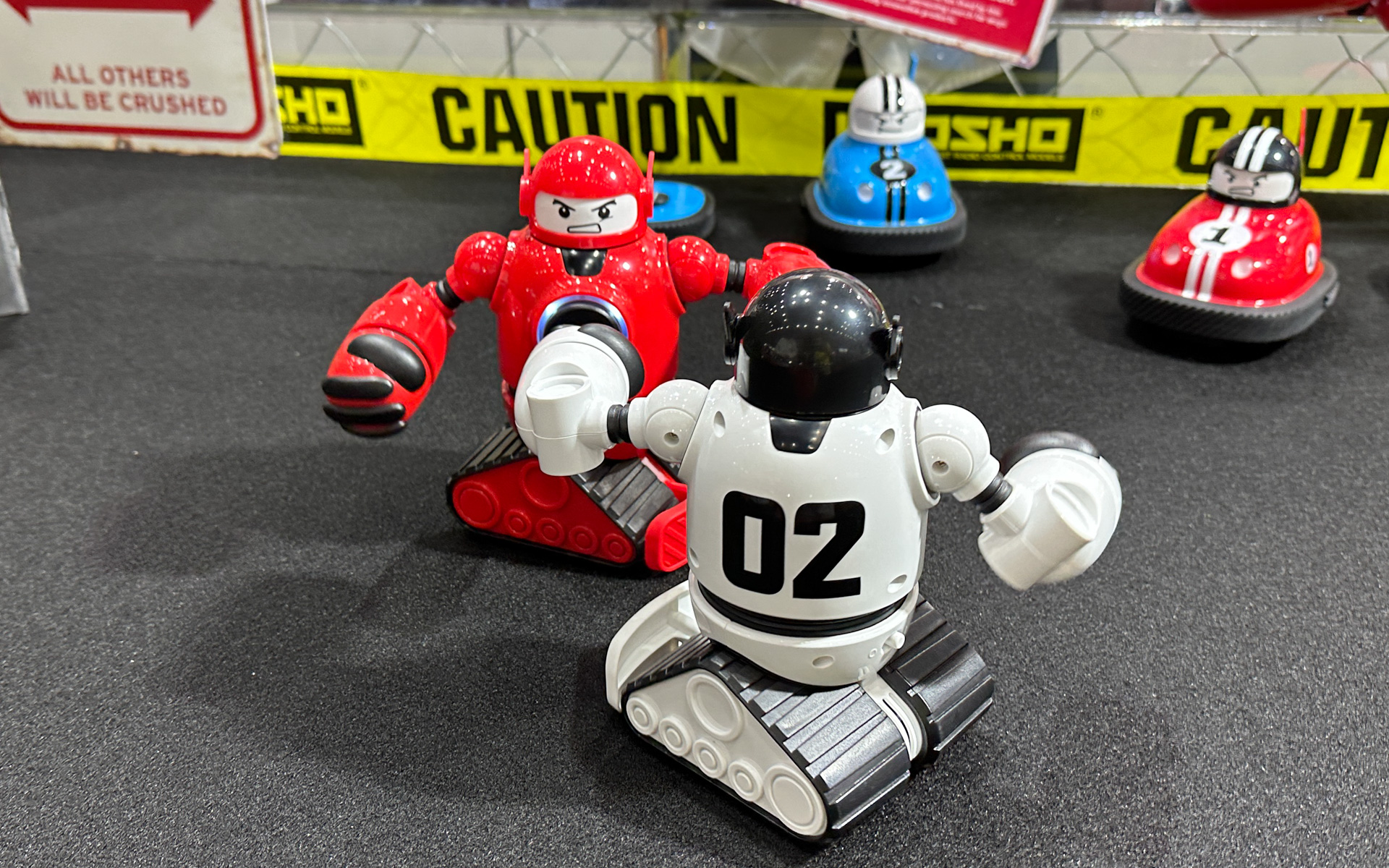 パンチマシンで相手パイロットをすっ飛ばす「ボコパンチ」（SHARPER IMAGE）